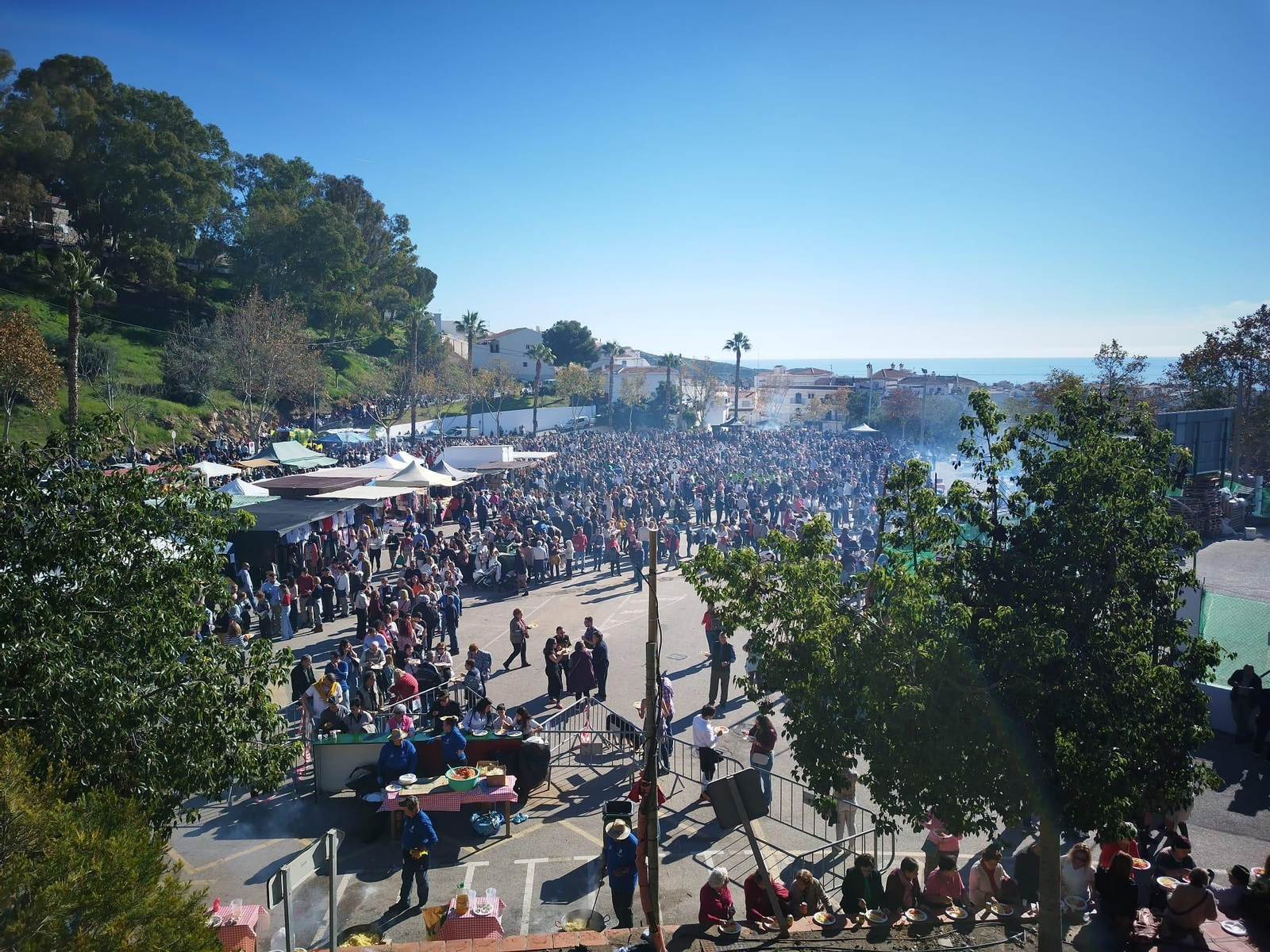 Más de 50.000 personas disfrutan en Torrox de la Fiesta de las Migas en manga corta y en vísperas de Nochebuena