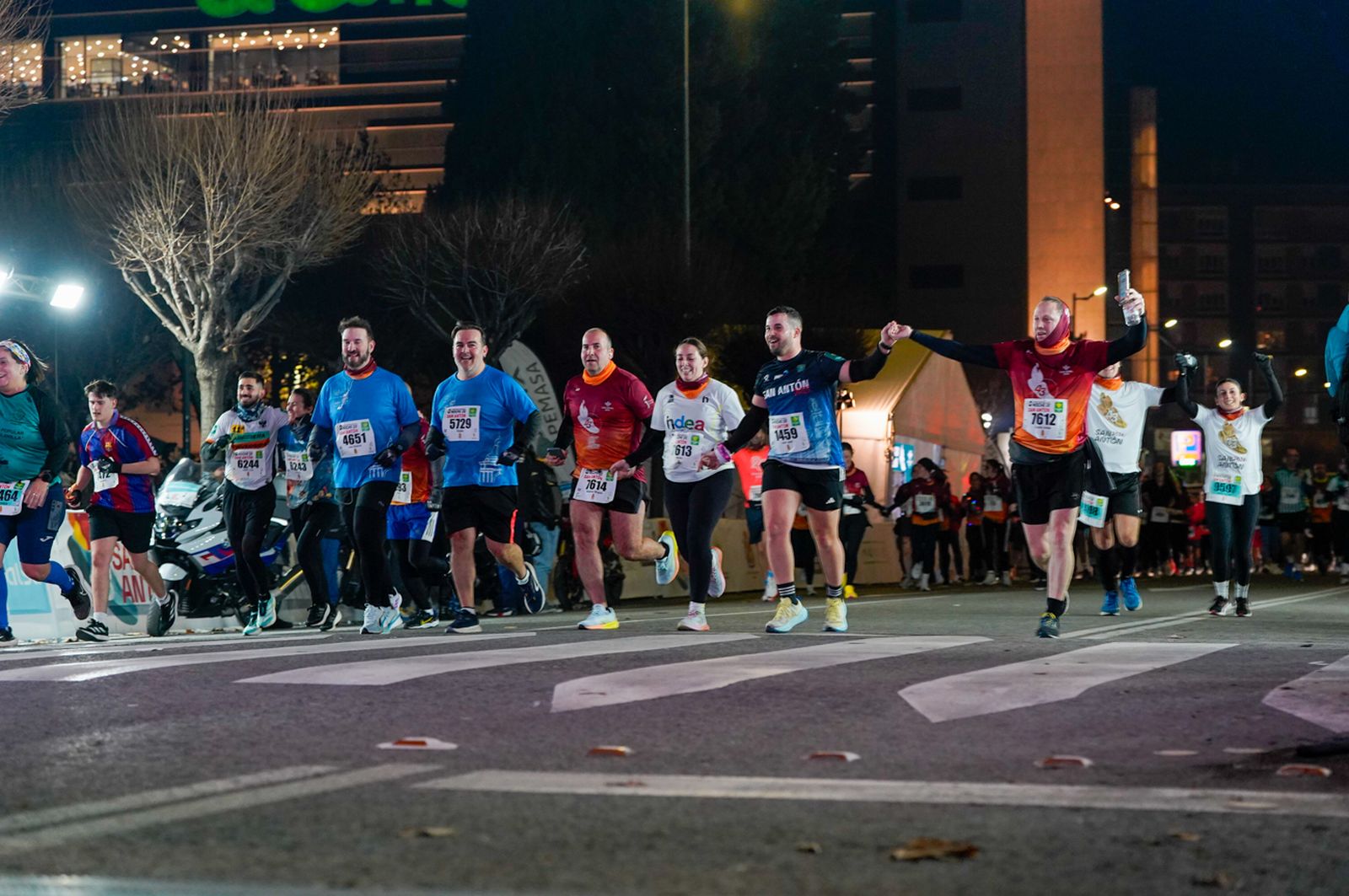 En imágenes: búscate en tu llegada a meta de la Carrera de San Antón 2026 (2)