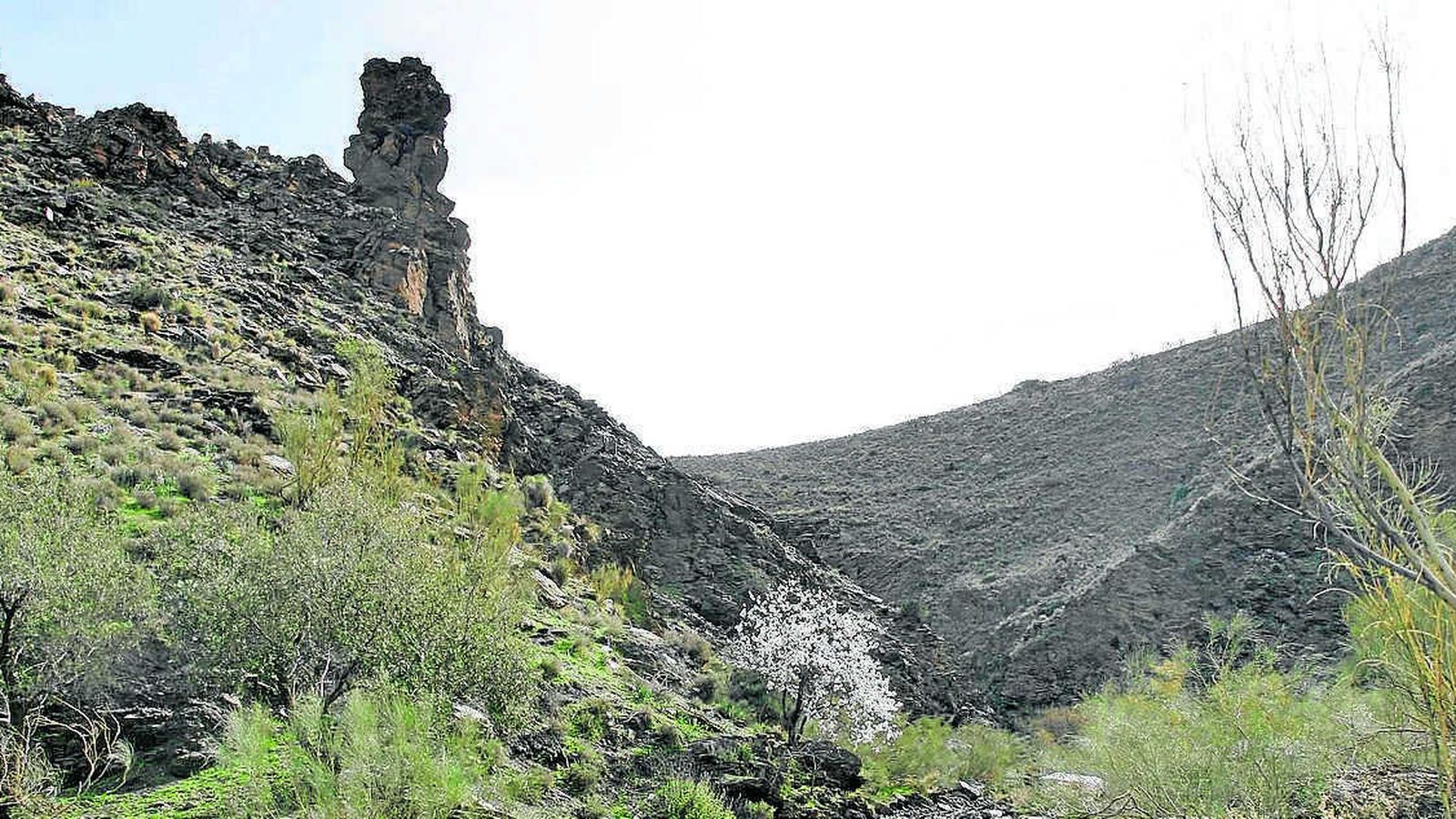 El Peñón de la Encantá de Las Tres Villas en Almería.