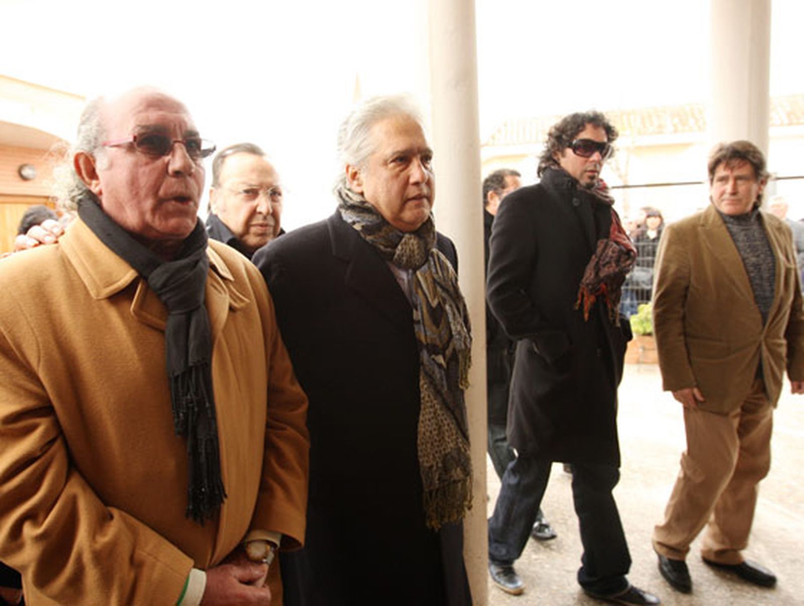 Fernando de la Morena, Paco Cepero, Chiquetete y "Curro" de "Navajita Plateá" acceden al templo. 

Foto: Juan Carlos Toro