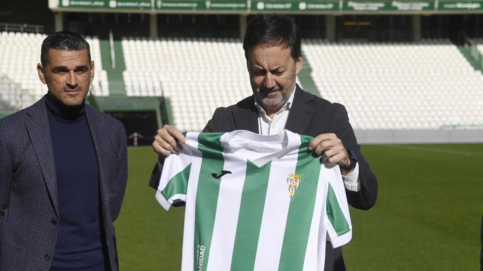 Juanito y Monterrubio, en el césped de El Arcángel durante la presentación de Magunazelaia. Juanito y Monterrubio, en el césped de El Arcángel durante la presentación de Magunazelaia.