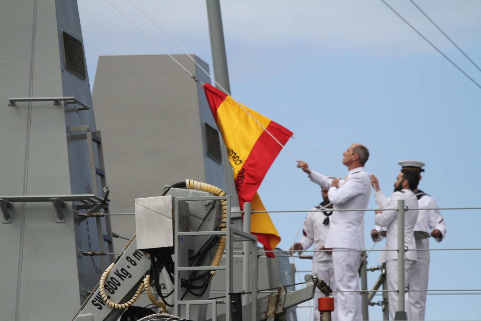 Entrega de la bandera de combate a la fragata Cristobal Colón
