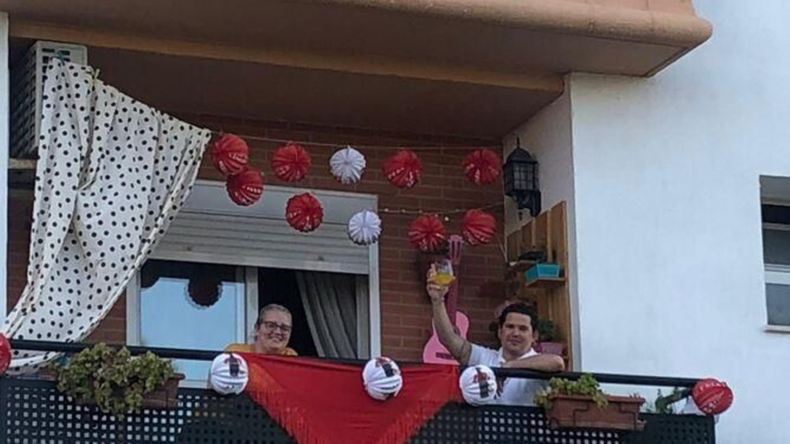 Una terraza jerezana adornada con farolillos de Tío Pepe en estos días.