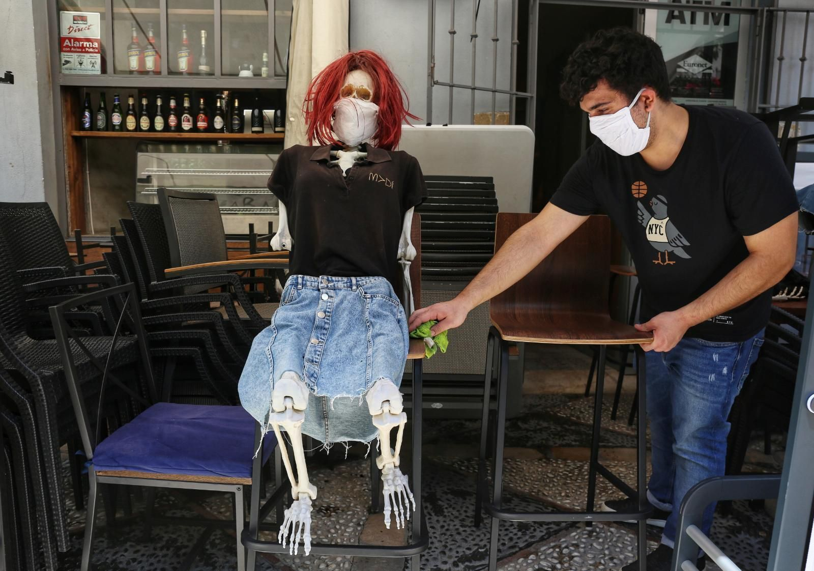 Labores de limpieza en un bar de Málaga