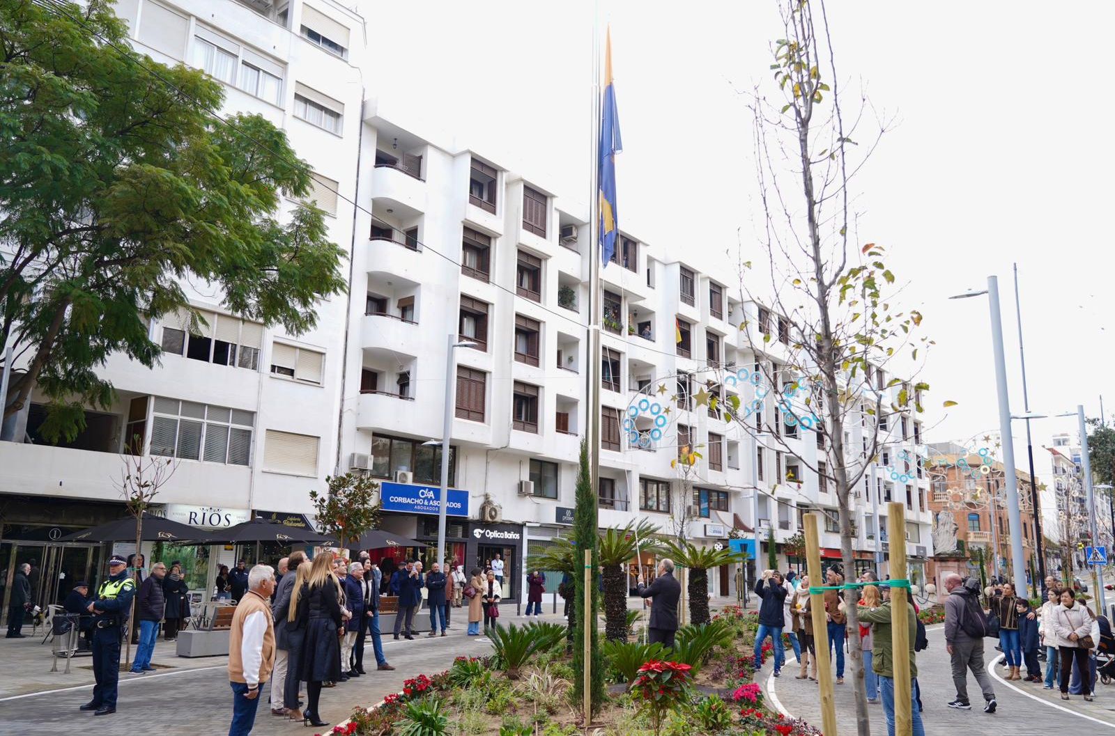 Las autoridades junto a la bandera de Algeciras en la avenida Blas Infante.
