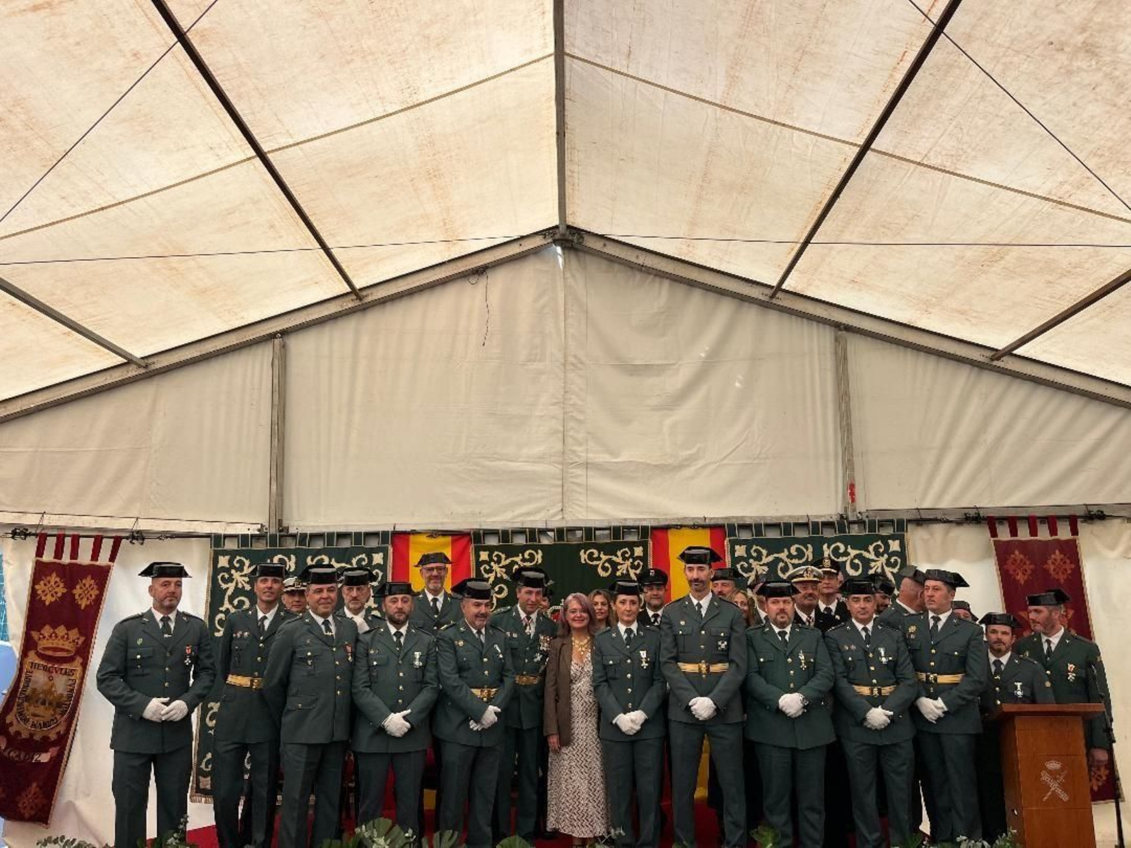 Miembros del cuerpo de la Guardia Civil, en la comandancia, tras finalizar los actos con motivo de la festividad del Pilar.