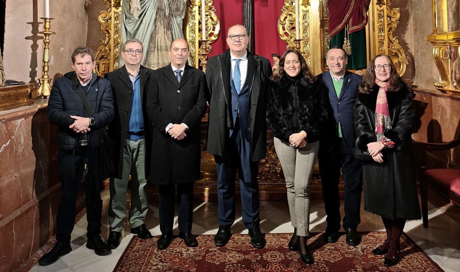 Rafael Jiménez Sampedro, con parte de su equipo de colaboradores del Boletín de las Cofradías.