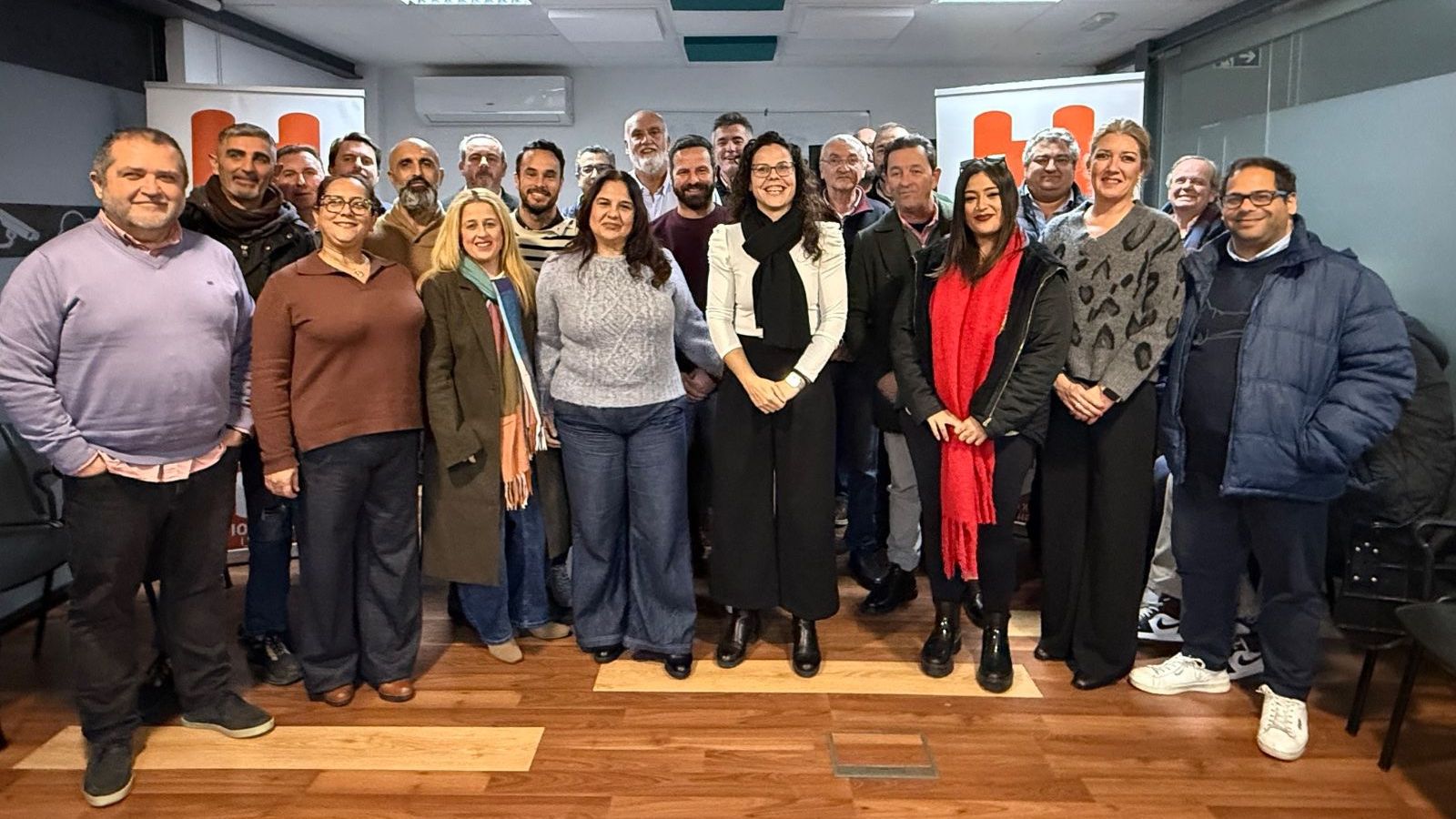 Laura Román, en el centro, durante la presentación de 100x100 Unidos por Chipiona, este mes de enero