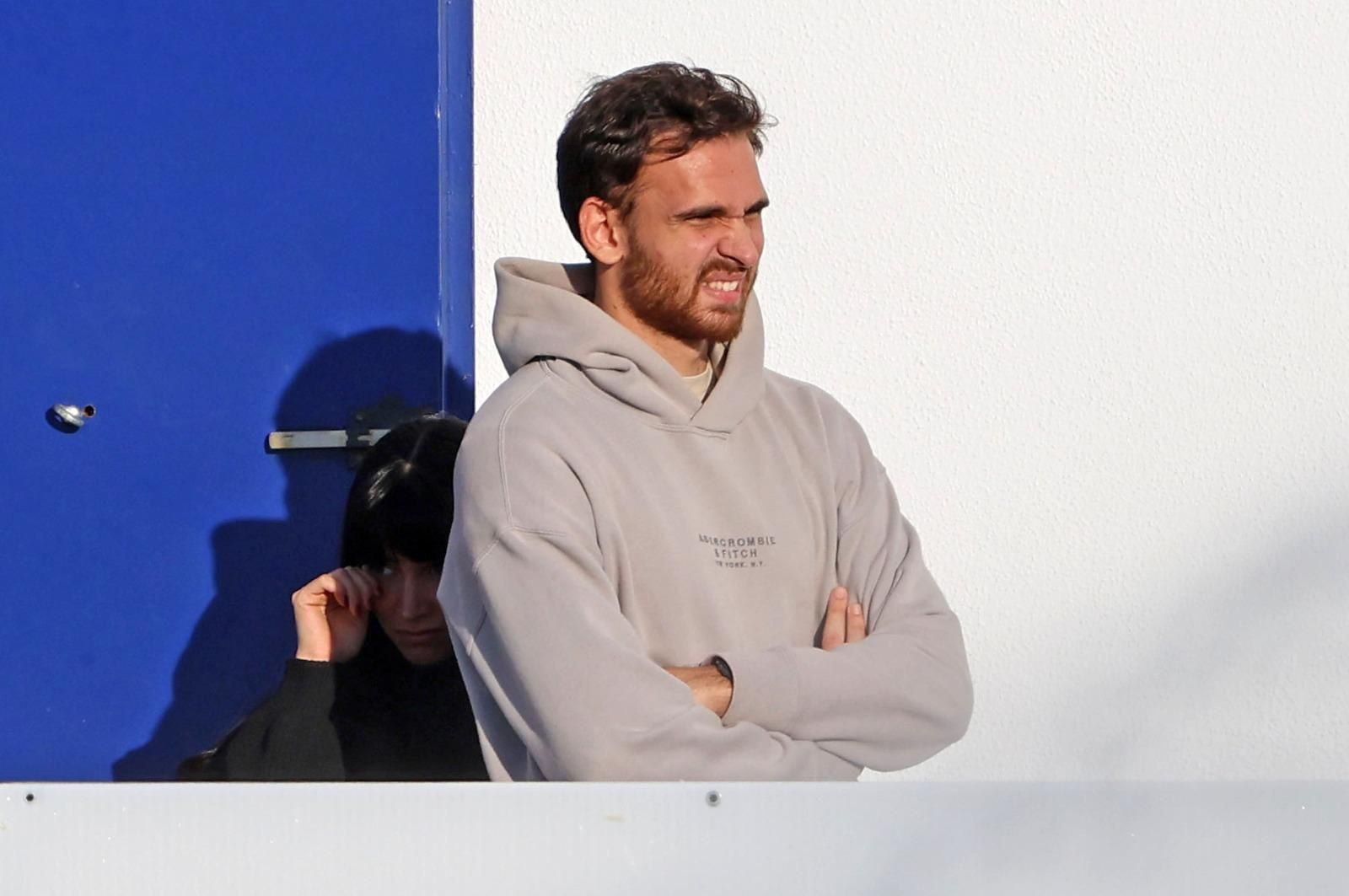 Abraham Bahachille presencia el entrenamiento de sus compañeros.