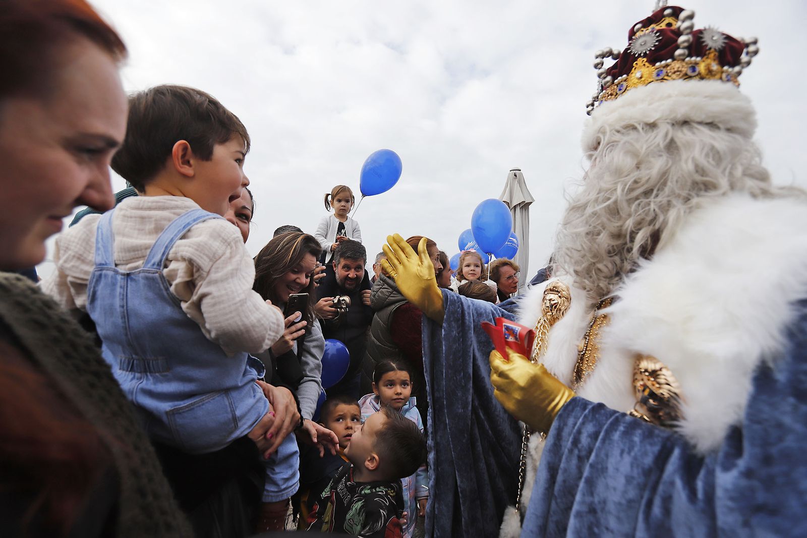 Imágenes de la mágica llegada de los Reyes Magos y la Estrella de la Ilusión a Huelva en barco