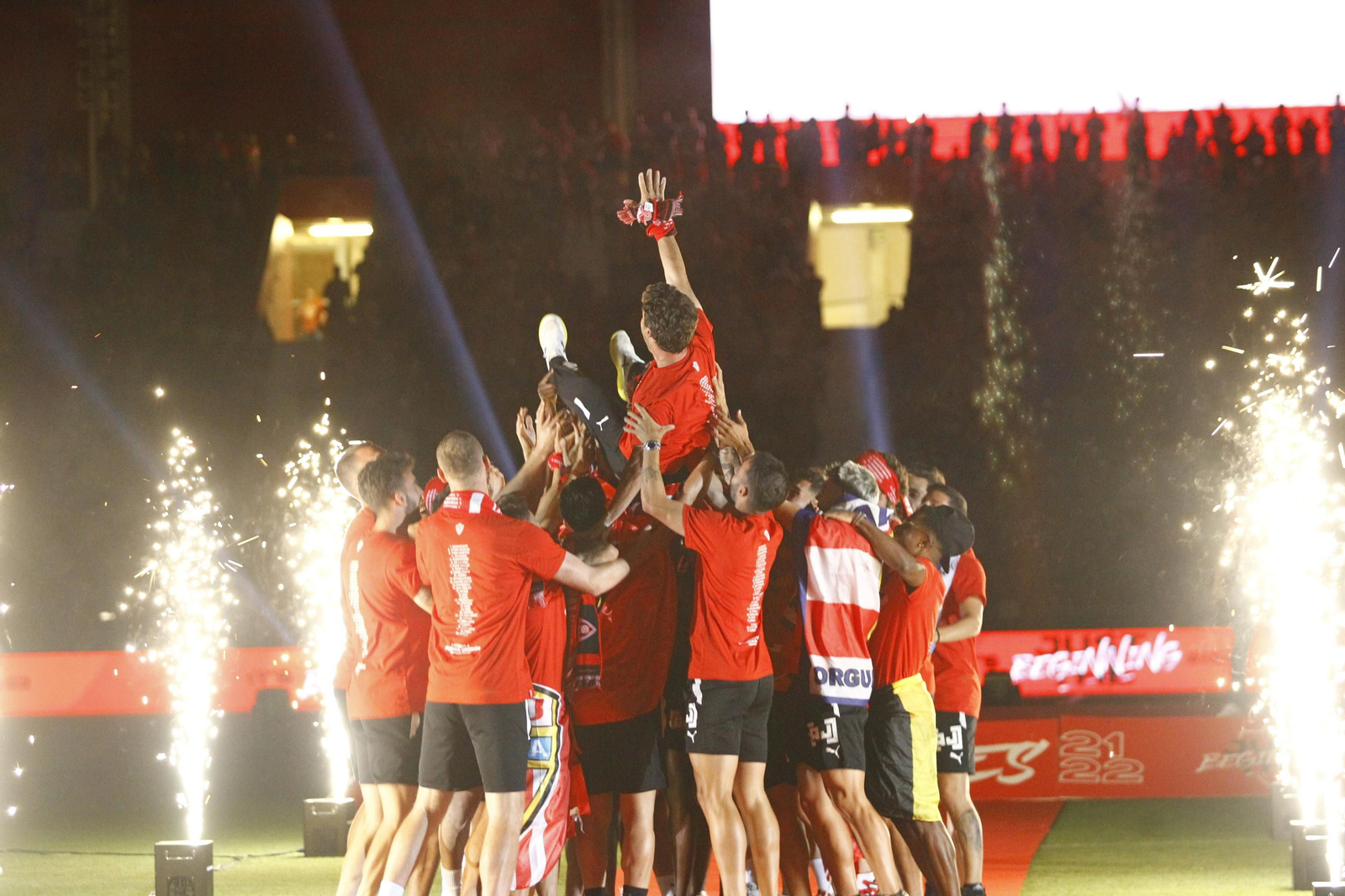 Las imágenes de la fiesta del ascenso de la U.D. Almería en el Estadio Mediterráneo.