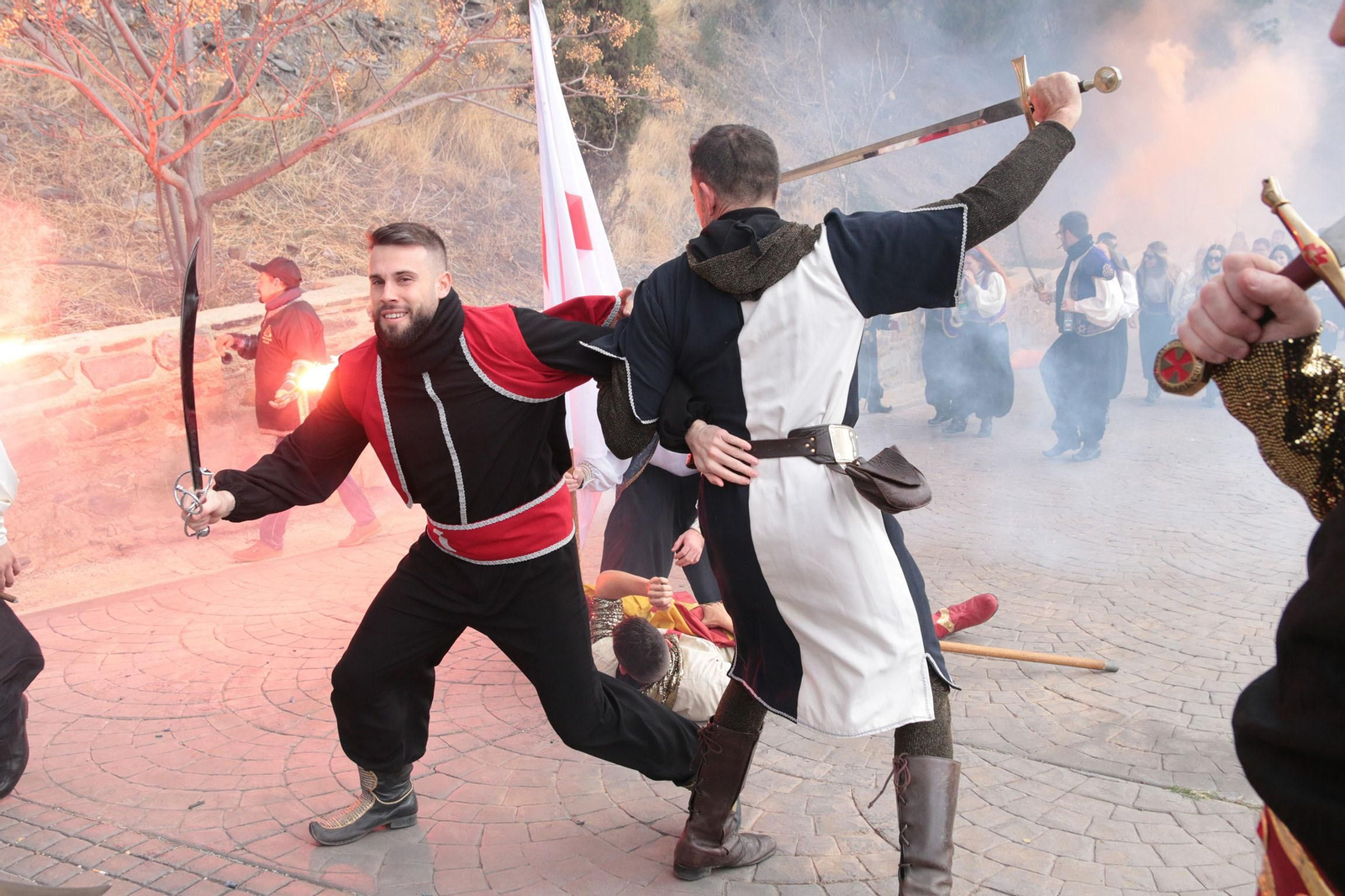 Las guerrillas entre Moros y Cristianos se ven representadas en tres actos durante los festejos.