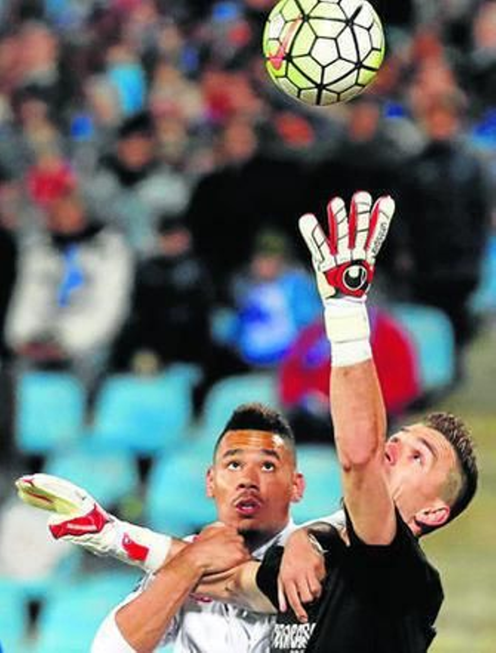 Kolodziejczak agarra a Guaita en un intento baldío de cazar un balón aéreo.