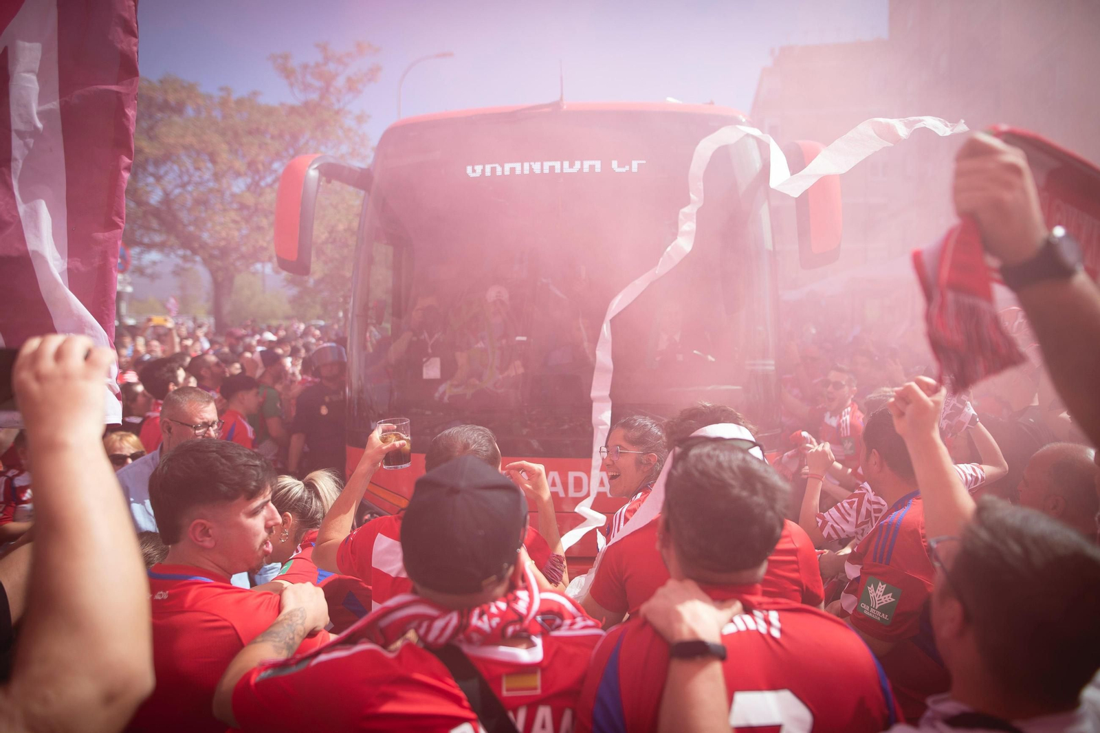 Encuéntrate en la grada de Los Cármenes en el partido del Granada CF-Elche