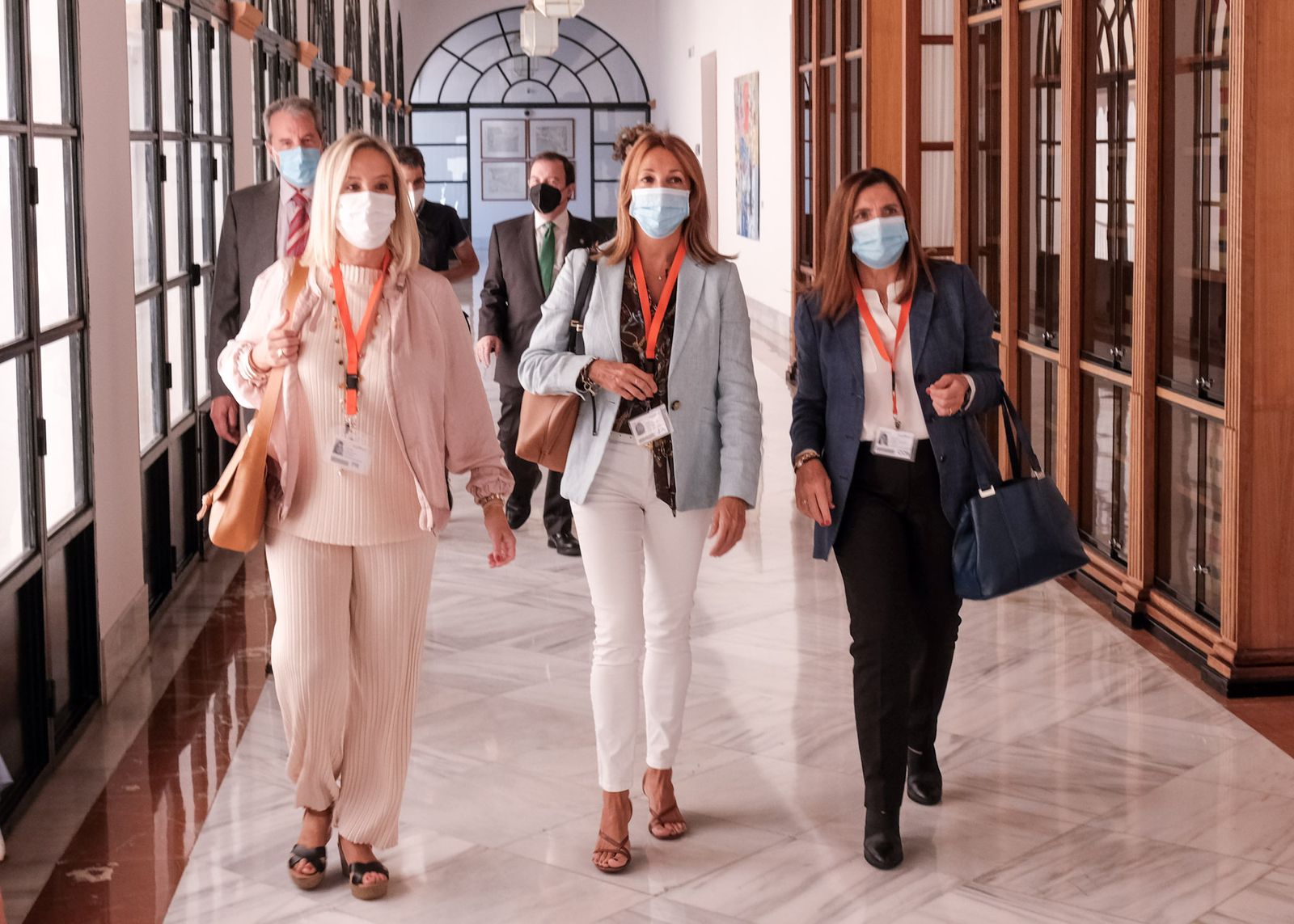 La fiscal superior, Ana Tárrago (izquierda), a su llegada al Parlamento de Andalucía