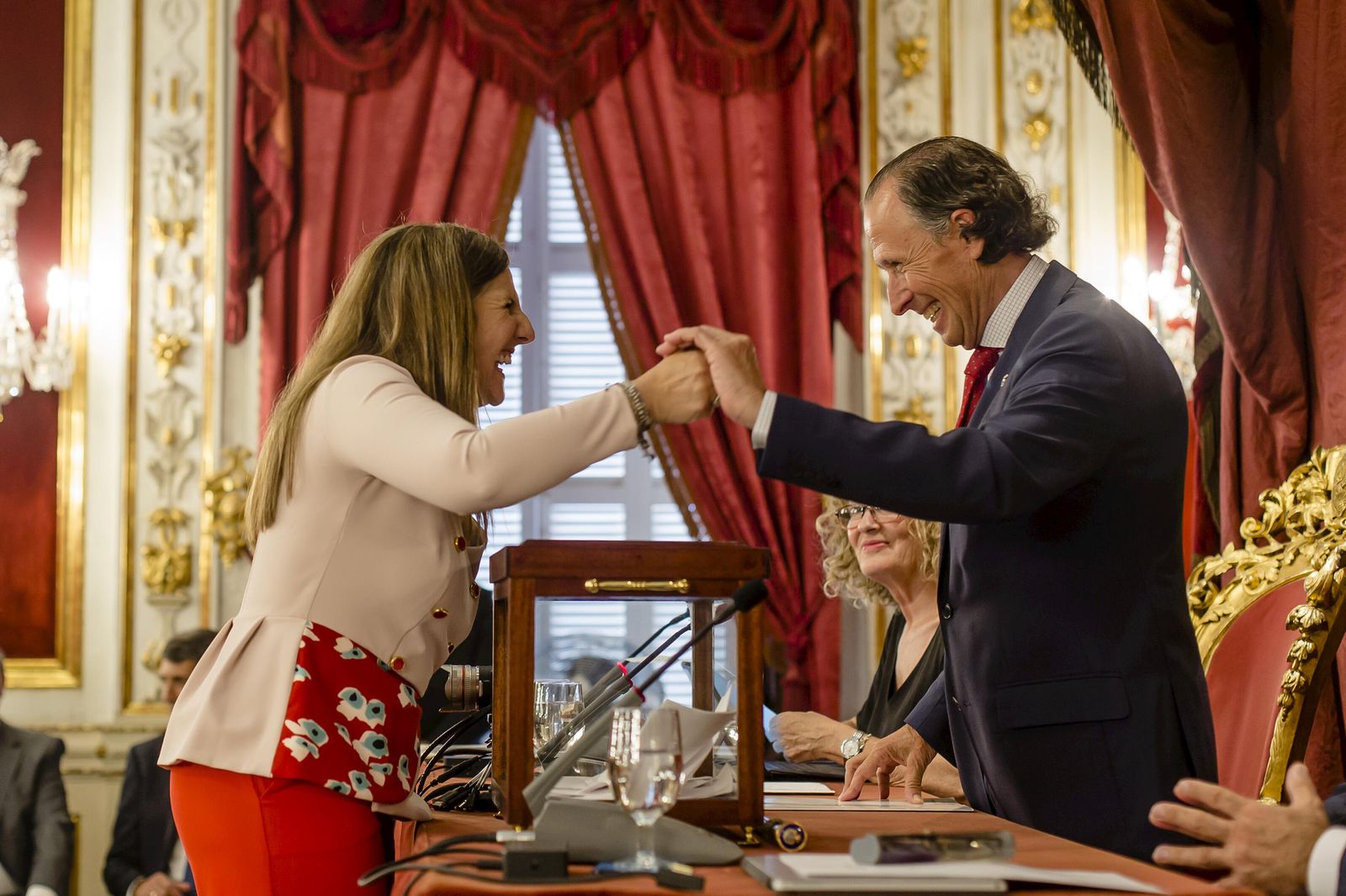 Las imágenes del relevo en la presidencia de la Diputación de Cádiz