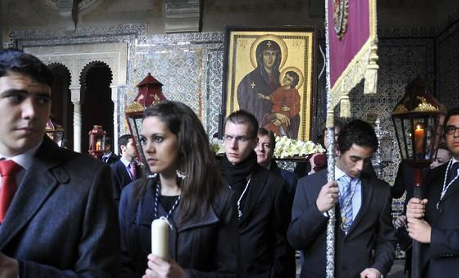 Varios jóvenes antes de procesionar.

Foto: Juan Carlos Vázquez