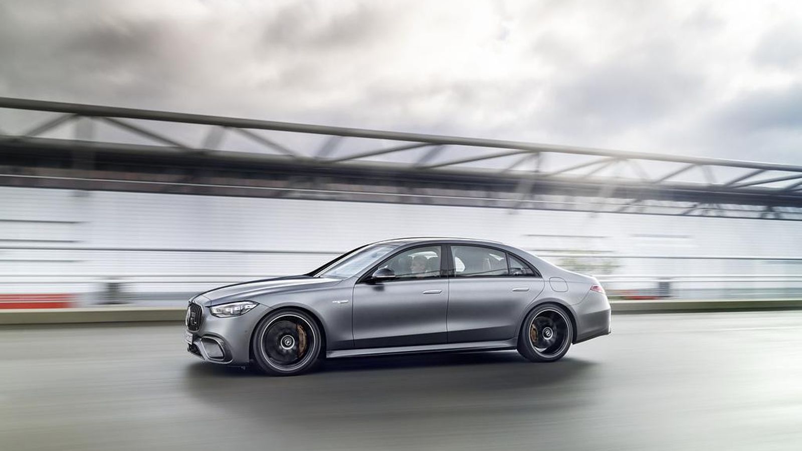 Este S 63 E Performance está hecho para correr y hacerlo con las mejores condiciones de seguridad posibles, pero también presume de una baja emisión de CO2.