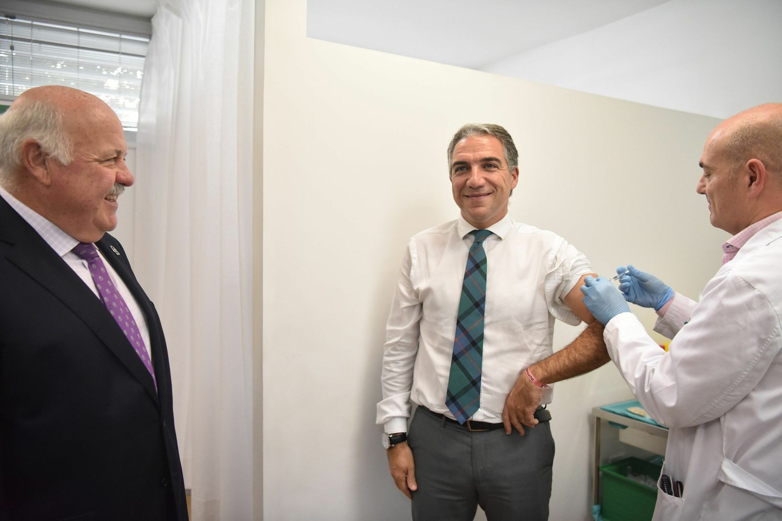 Elías Bendodo se vacuna de la gripe, en compañía del consejero de Salud, el martes, el día de su denuncia.