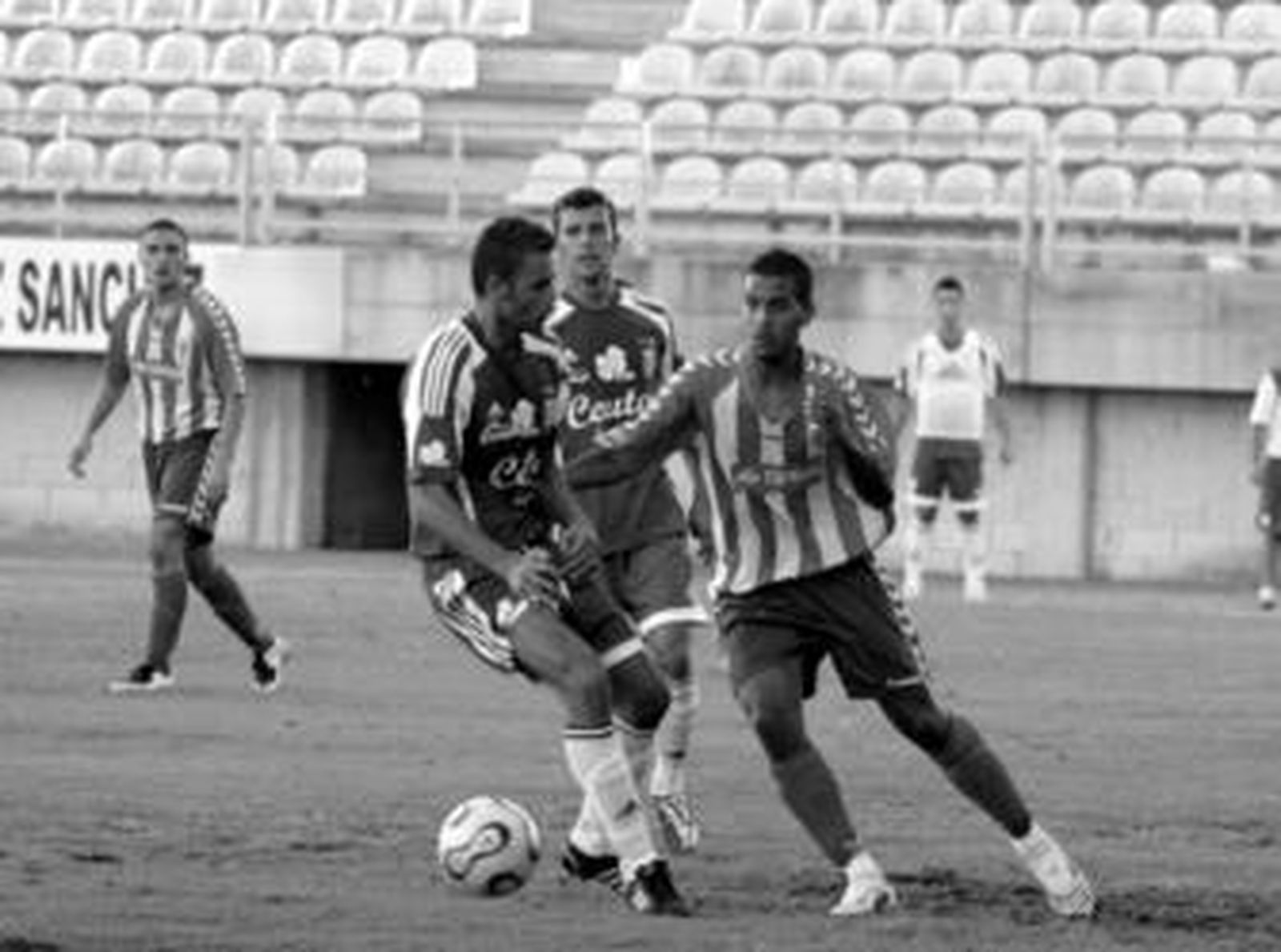 El albirrojo Antonio Jesús trata de llevarse el balón ante dos contrarios del Ceuta. Detrás observa Marcelino.