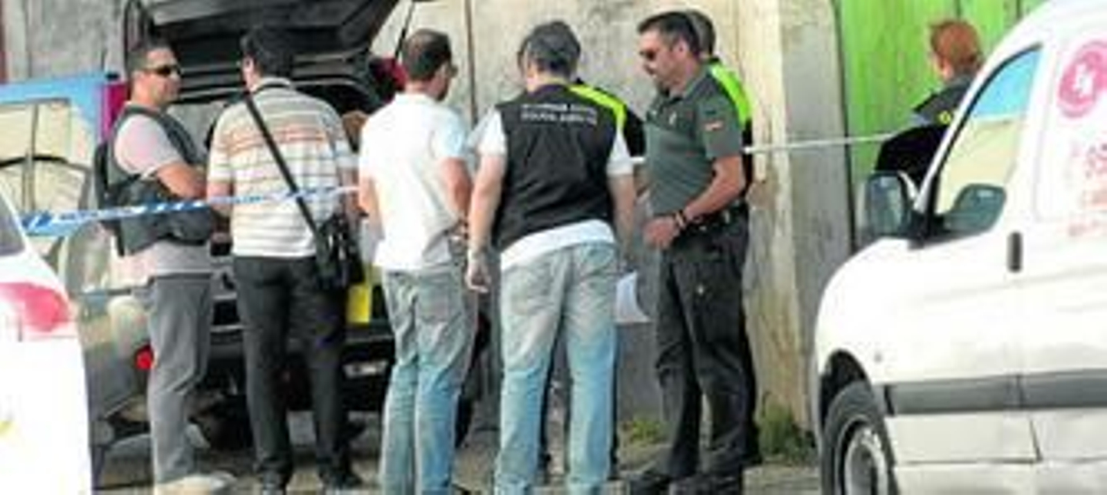 Un grupo de agentes de la Guardia Civil, el 16 de junio de 2013, cuando se descubrió el cadáver en el polígono La Jarilla.