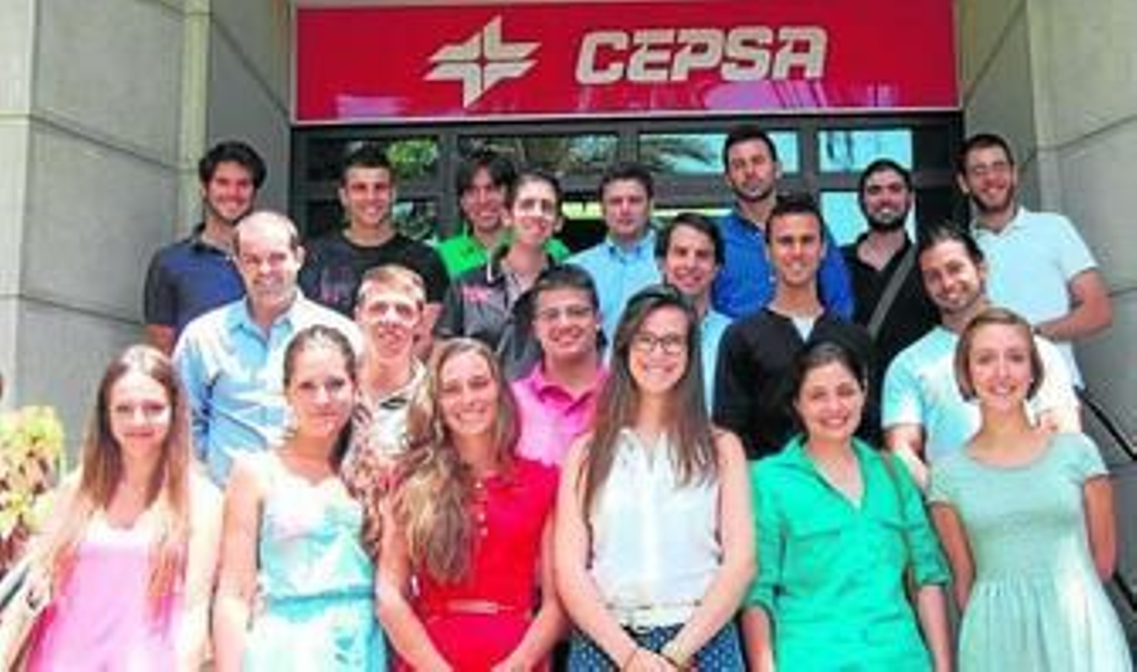 El grupo de estudiantes en prácticas, en las instalaciones de Cepsa. El grupo de estudiantes en prácticas, en las instalaciones de Cepsa.