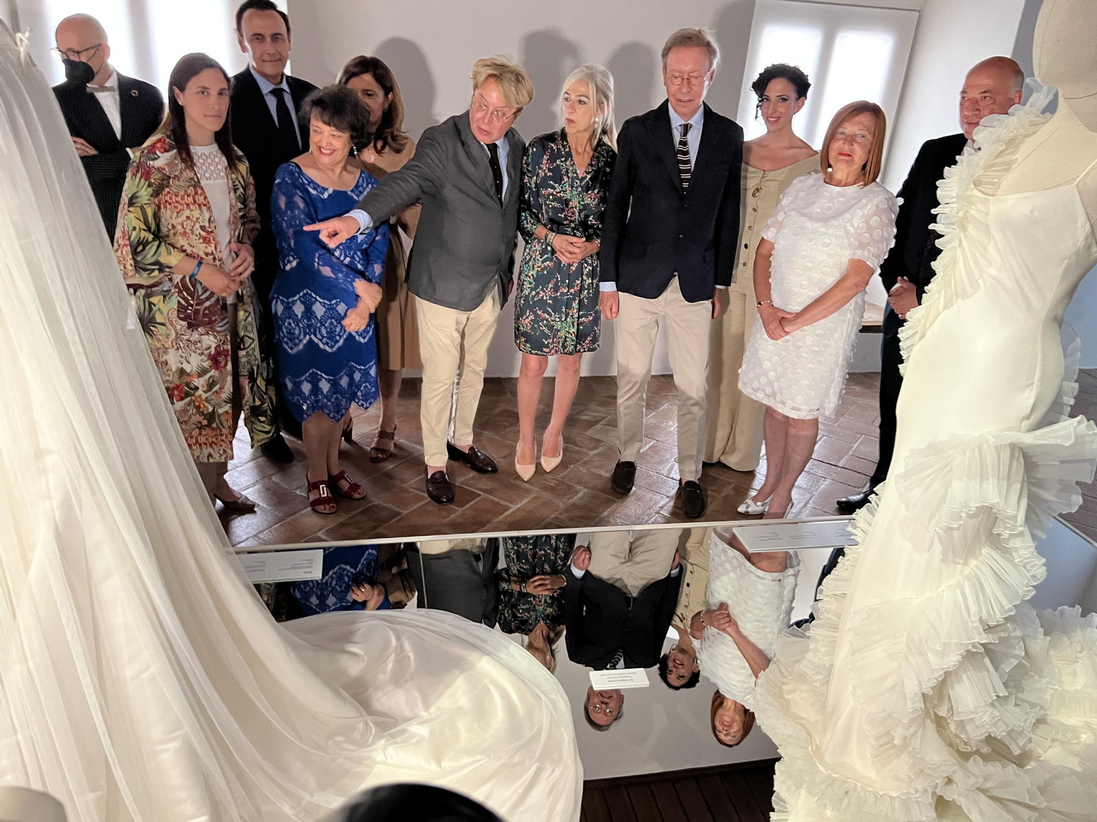 Las autoridades y los diseñadores, durante la inauguración.