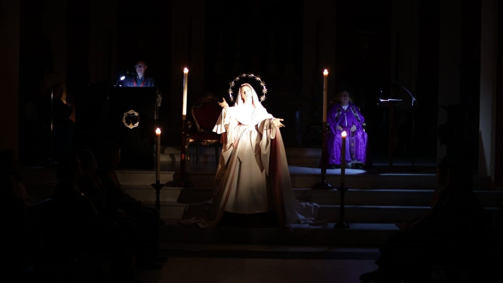Rezos junto a la Virgen del Rosario de San Fernando tras la suspensión de su salida procesional por el viento de Levante.