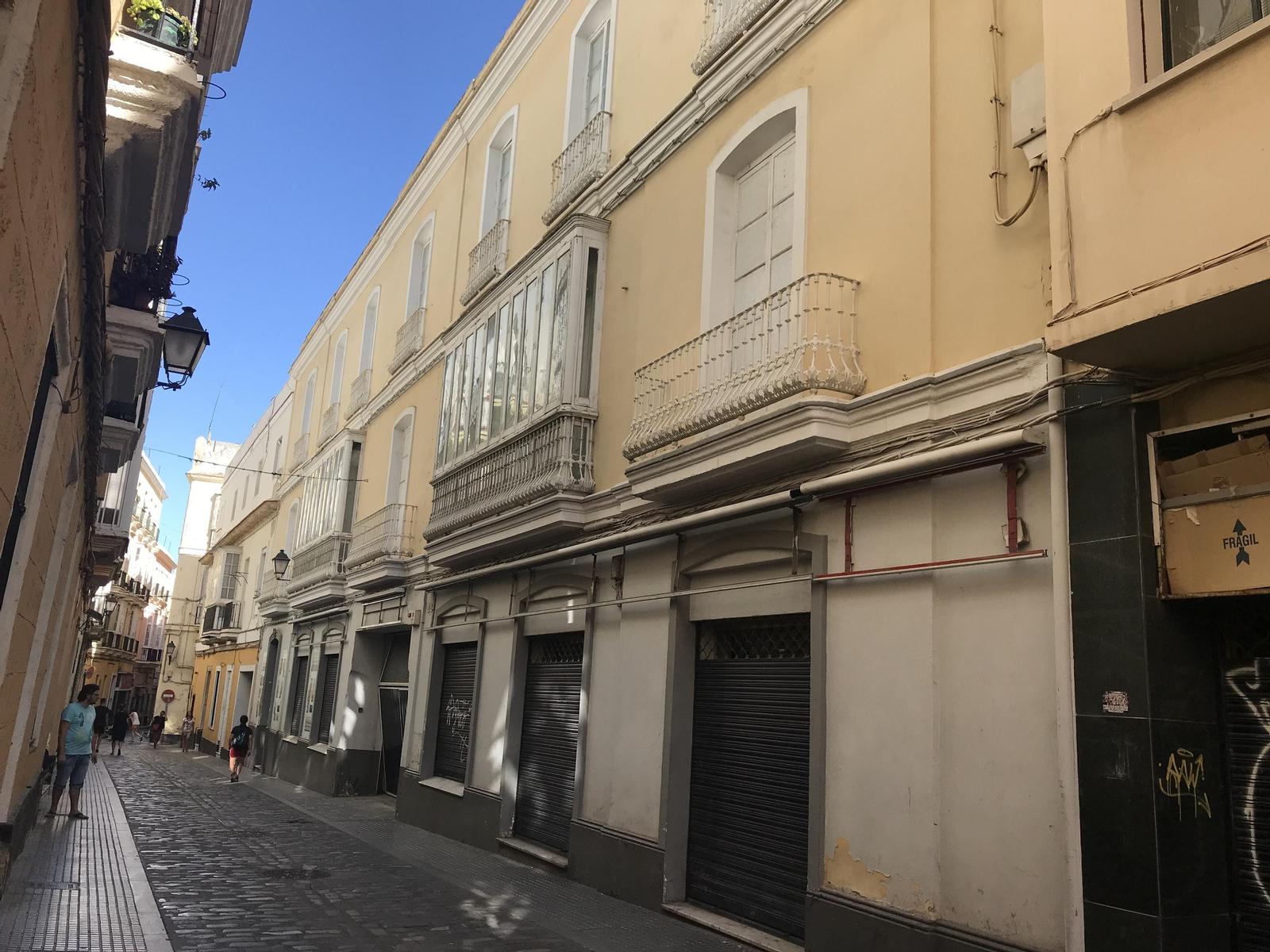 Fachada del número 42 de la calle Hospital de Mujeres, en donde se encontraba la tienda de muebles y electrodomésticos Televok.
