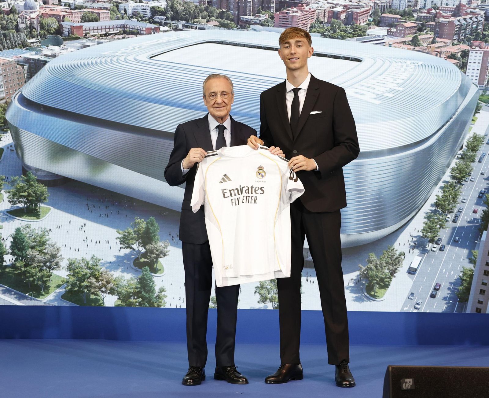 Las fotos del malagueño Dean Huijsen en su presentación con el Real Madrid