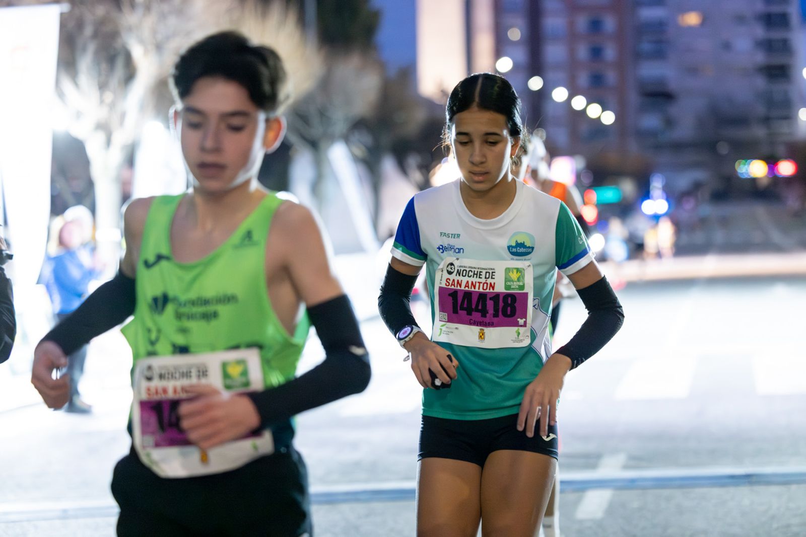 En imágenes: 2.000 atletas brillan con luz propia en la infantil de la Carrera de San Antón 2026