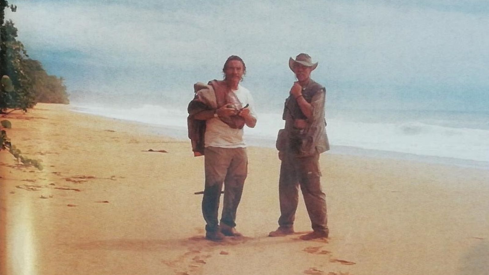 Miguel de la Quadra Salcedo y Antonio Pérez Henares, en Isla Colón.