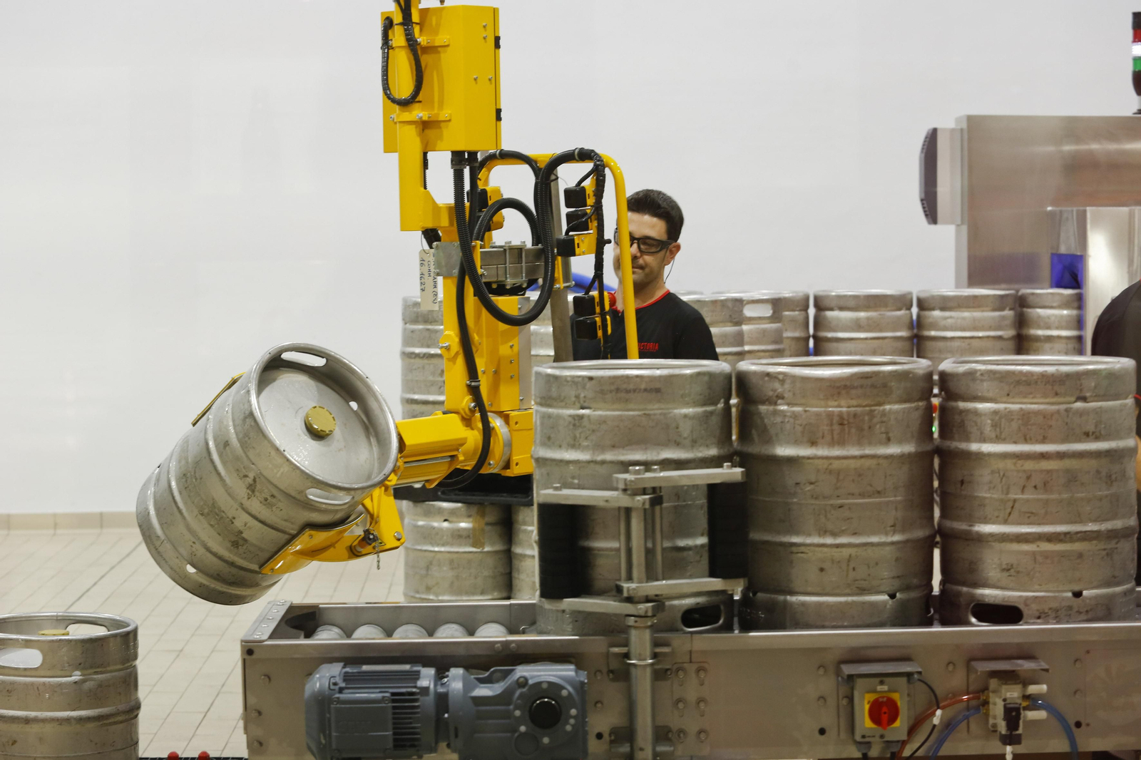 Un empleado trabaja en una fábrica en Málaga.