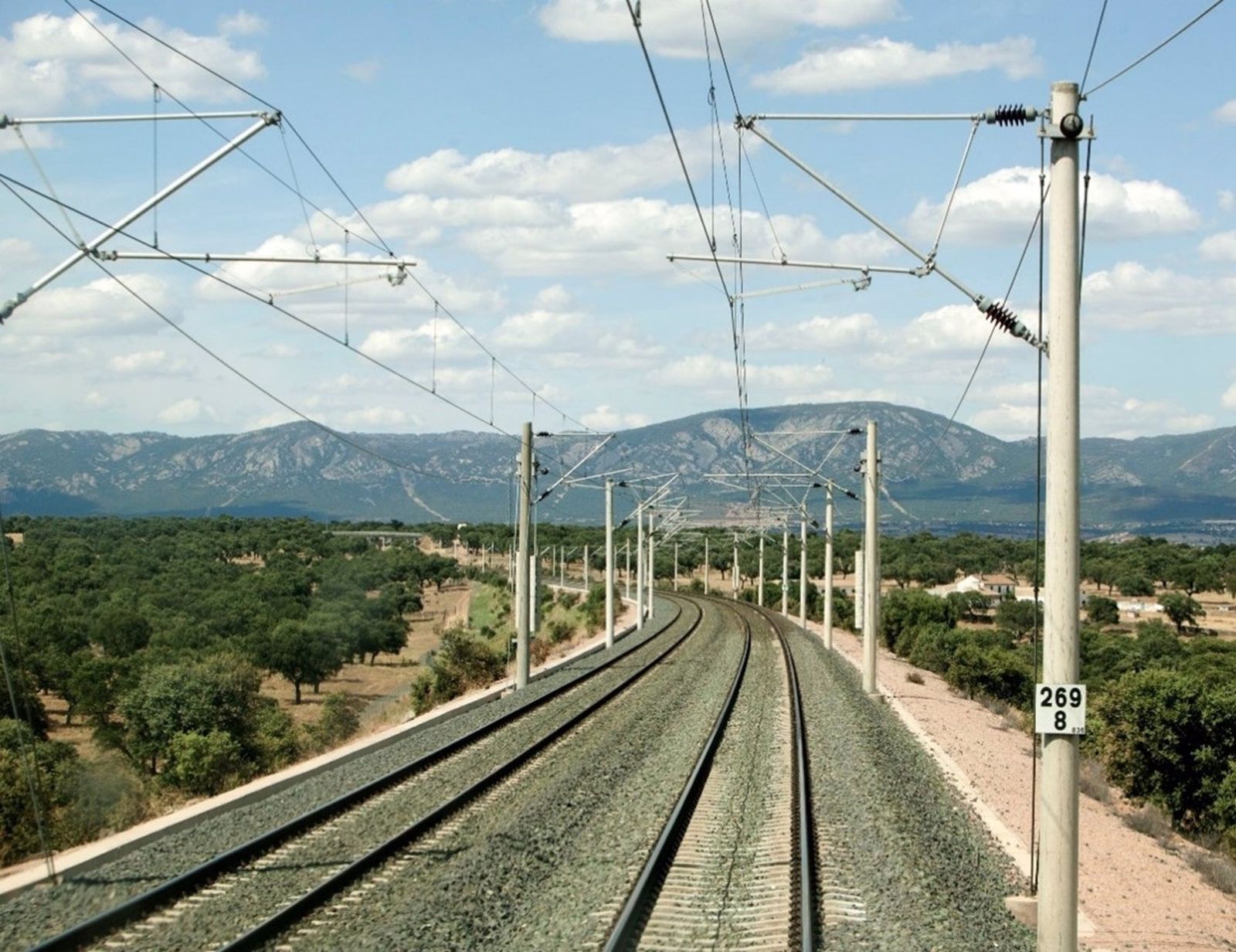 Foto de archivo de la línea de AVE