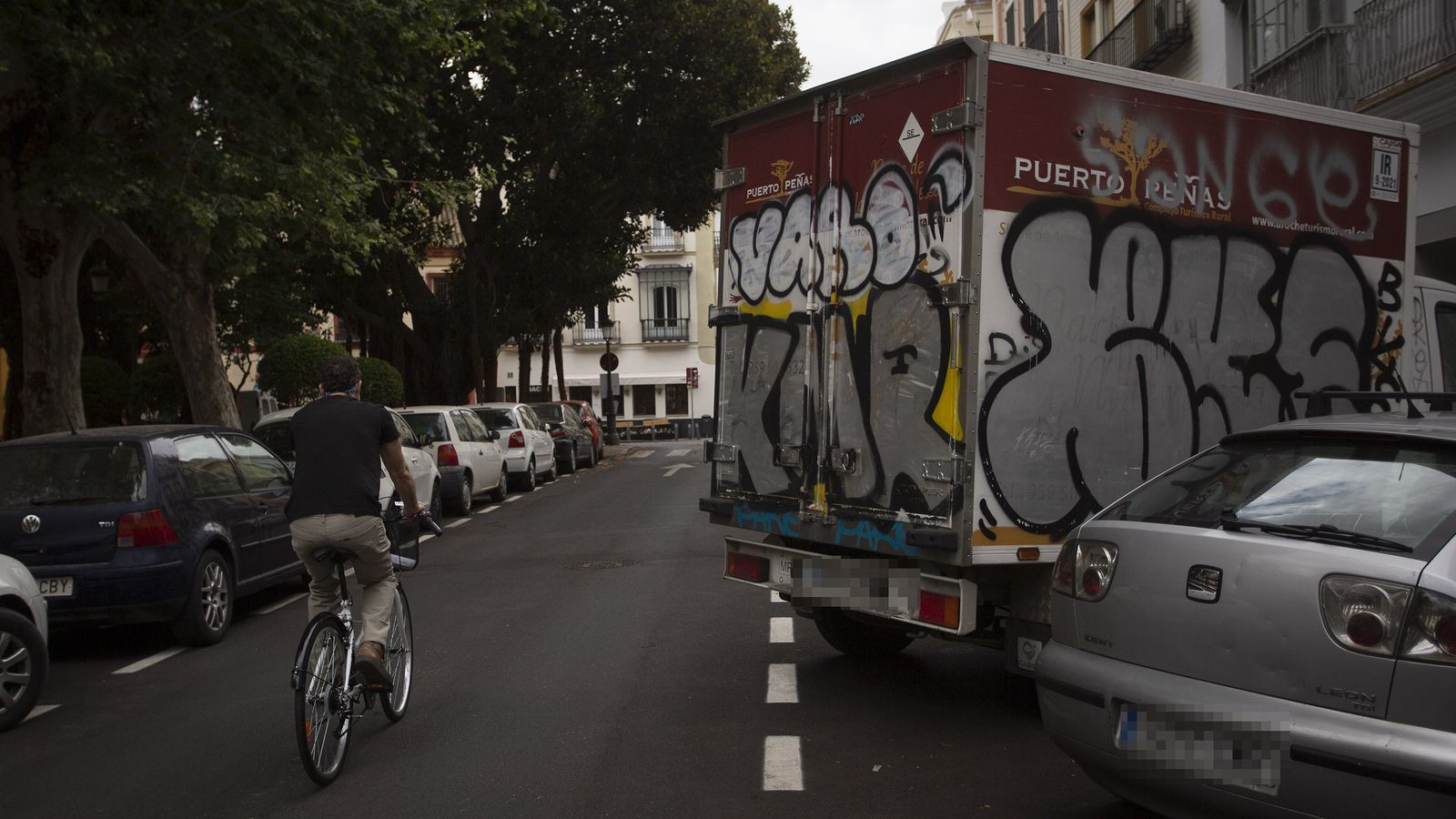 El camión tuneado que lleva años aparcado en la plaza