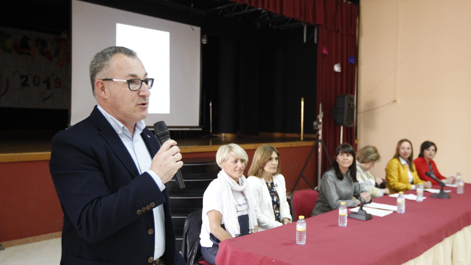 El regidor alhameño junto a las participantes en la mesa redonda que se celebró este pasado viernes.