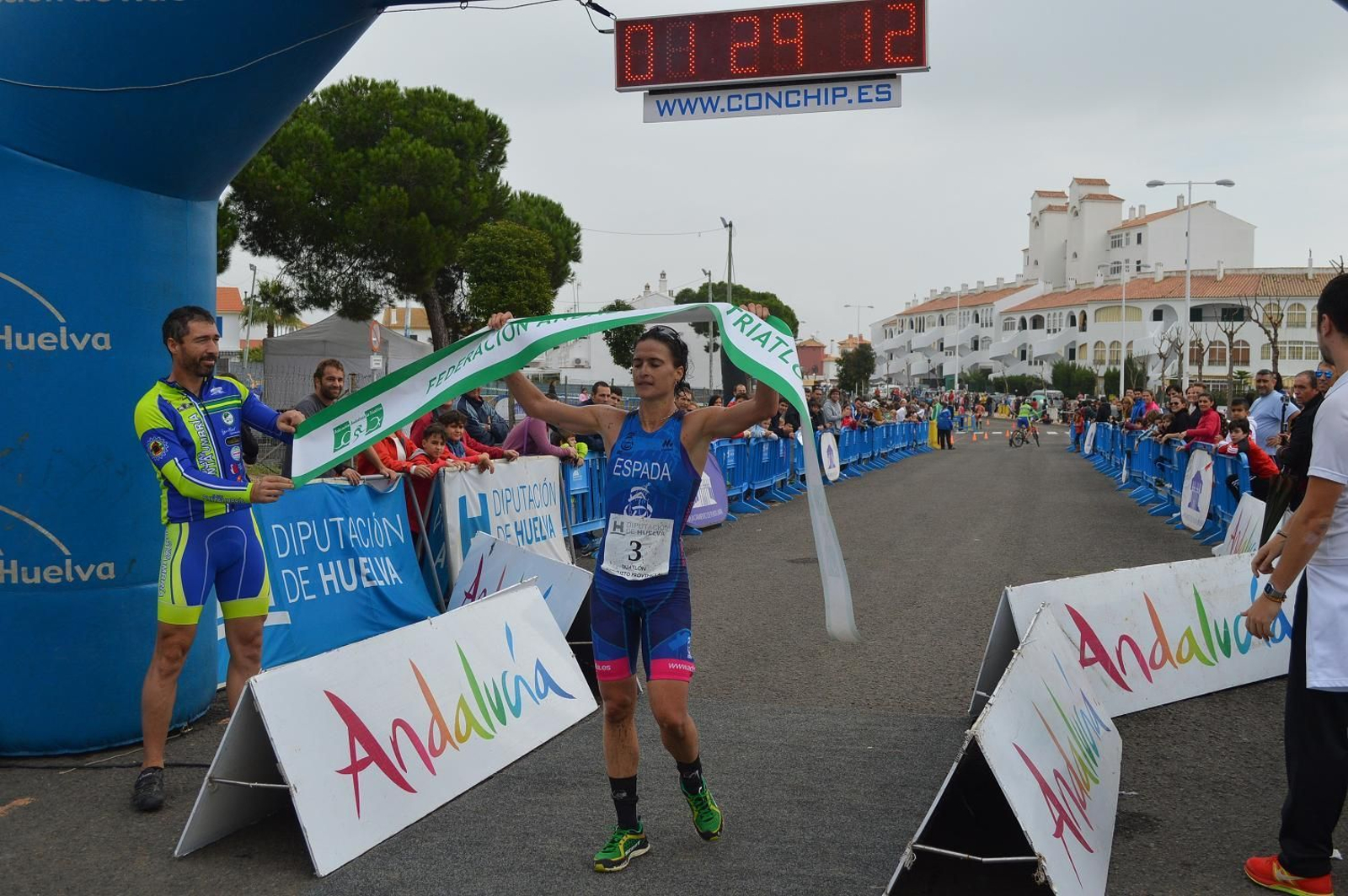 Espada llega a meta en una prueba en El Portil.