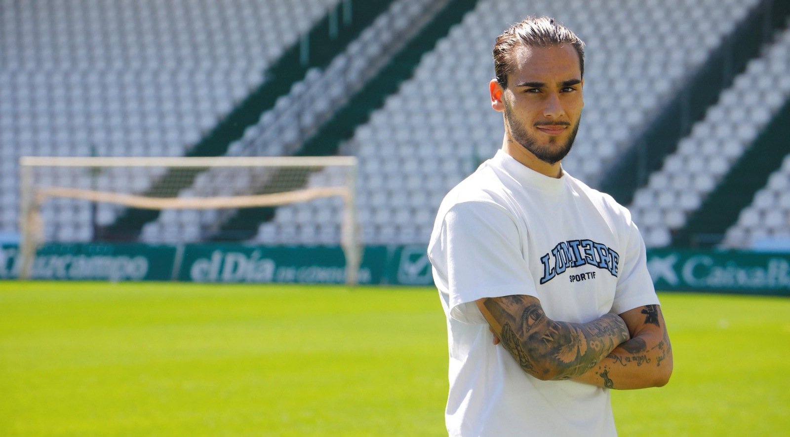 Dragisa Gudelj posa antes de su entrevista con 'el Día' sobre el césped de El Arcángel.