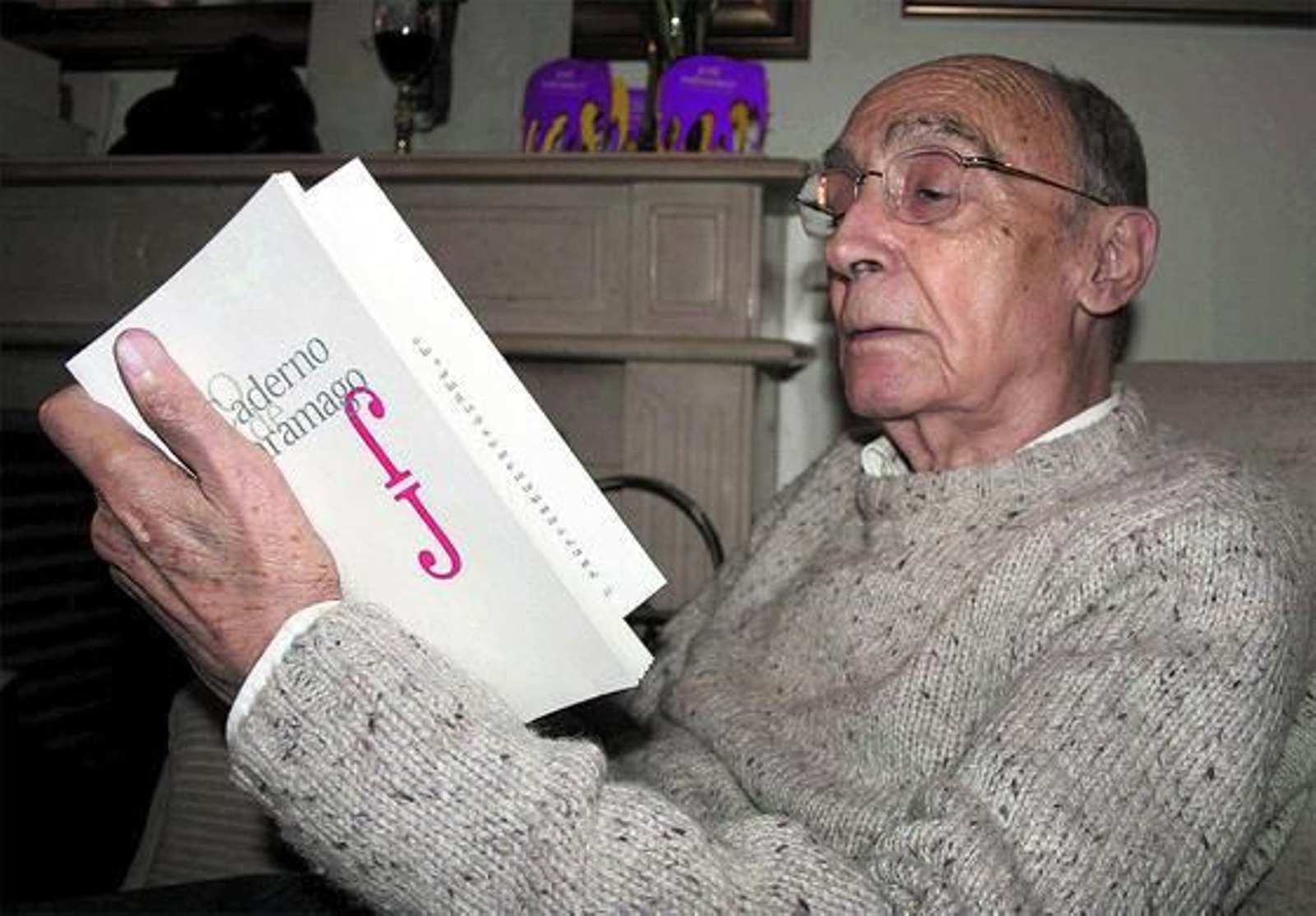 El escritor José Saramago , en una imagen tomada en su hogar lisboeta en 2008. / Efe

Foto: Varios