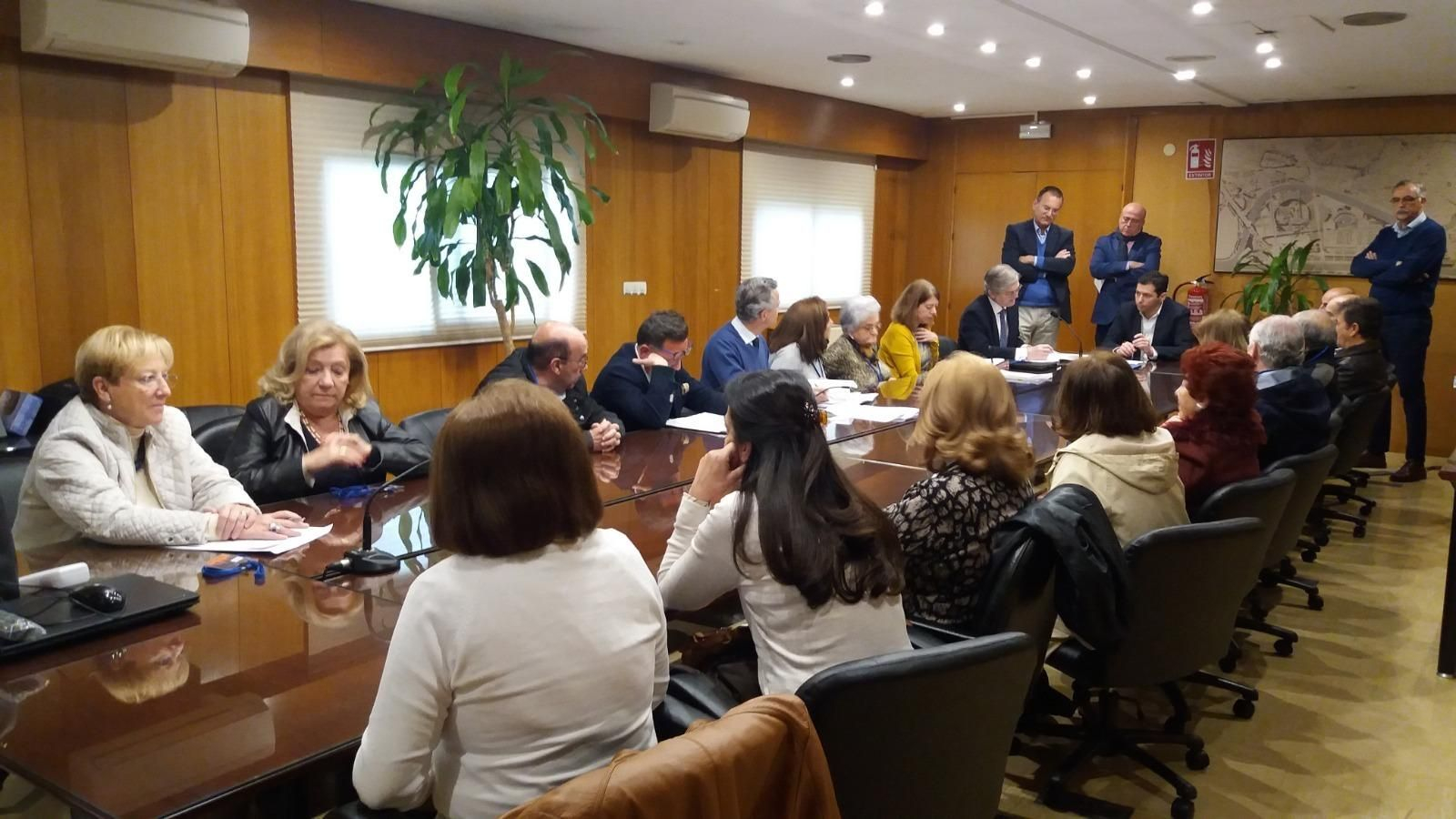 La imagen de la firma ayer entre el Ayuntamiento y los familiares del poeta de la venta del inmueble.