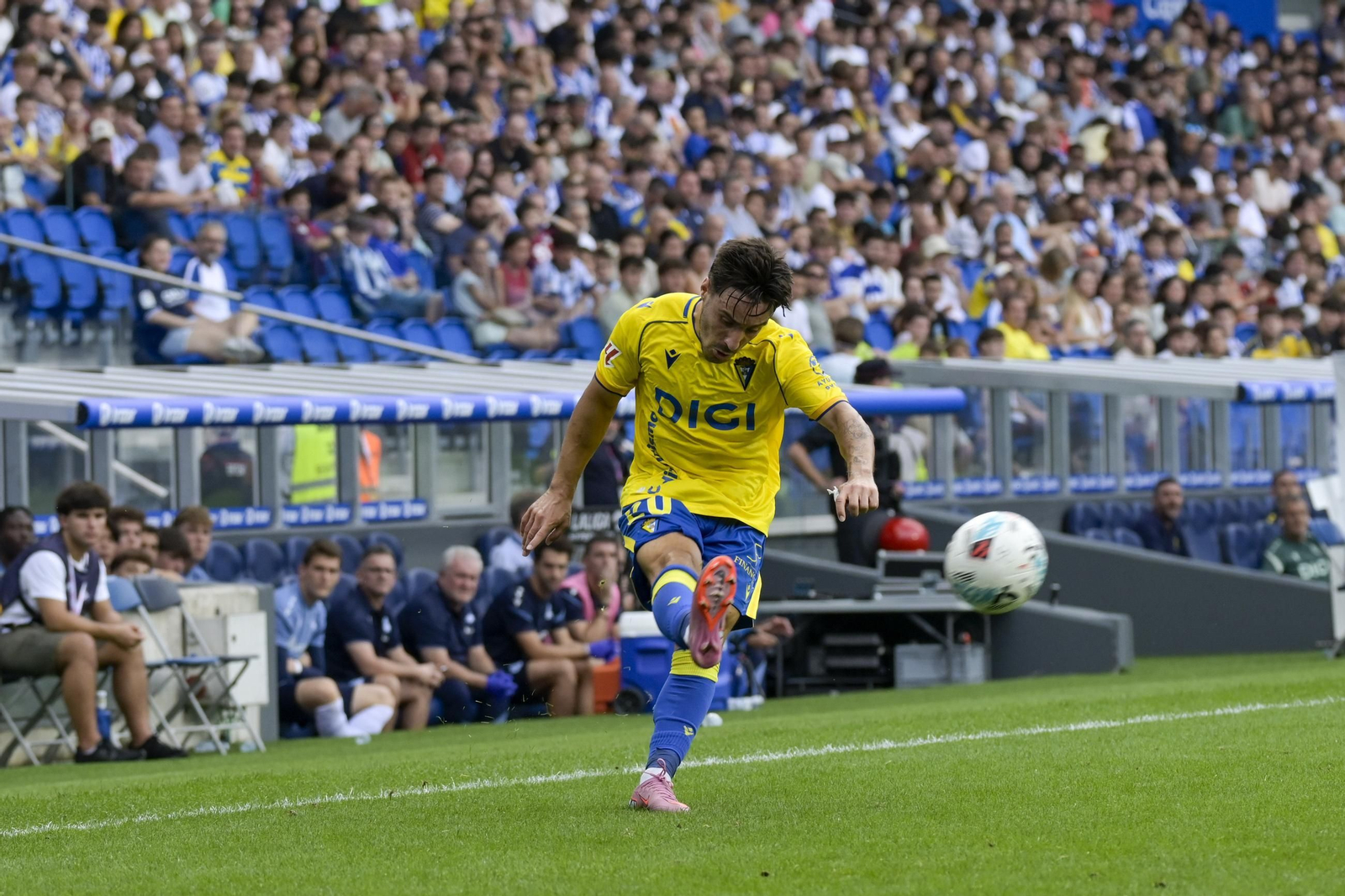 Iza Carcelén golpea el balón.
