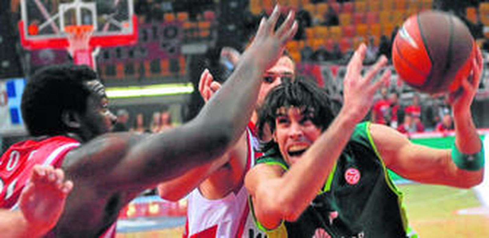 Printezis penetra entre Kleiza y Schortsianitis.