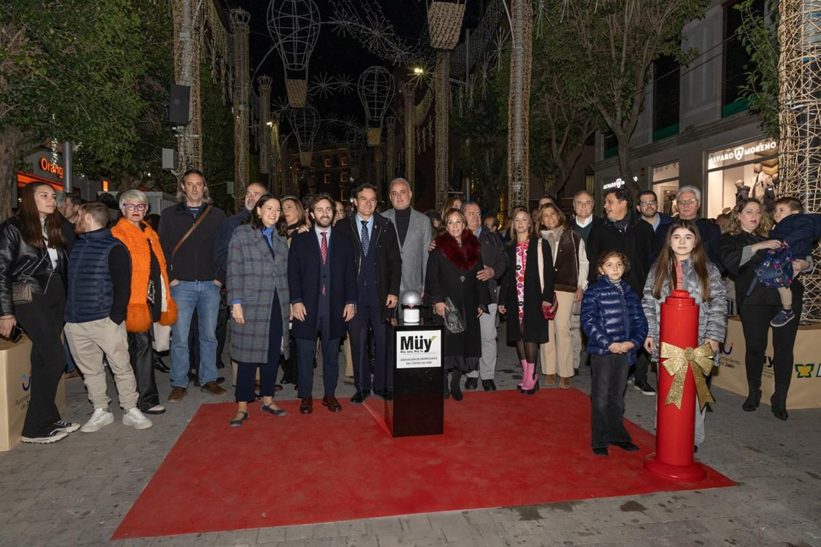 Jaén enciende su Navidad con sus habitantes echados a la calle