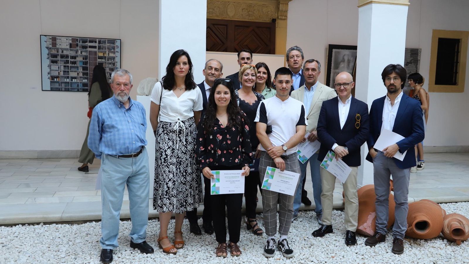 Los artistas ganadores junto a miembros del jurado y representantes de Loyola y la Fundación Valentín de Madariaga.