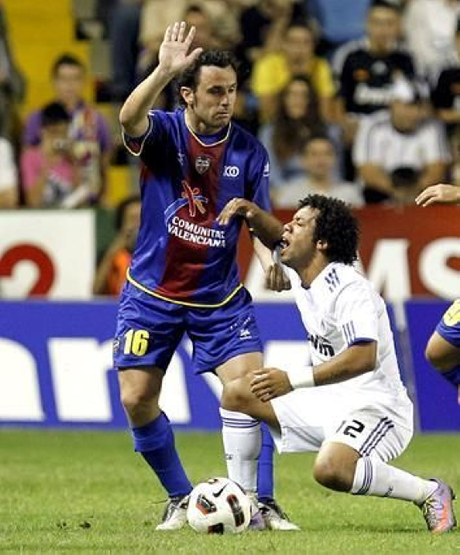 El claro dominio del Levante en el centro del campo impidió que el Real Madrid rompiese el empate a cero entre ambos canjuntos.

Foto: EFE