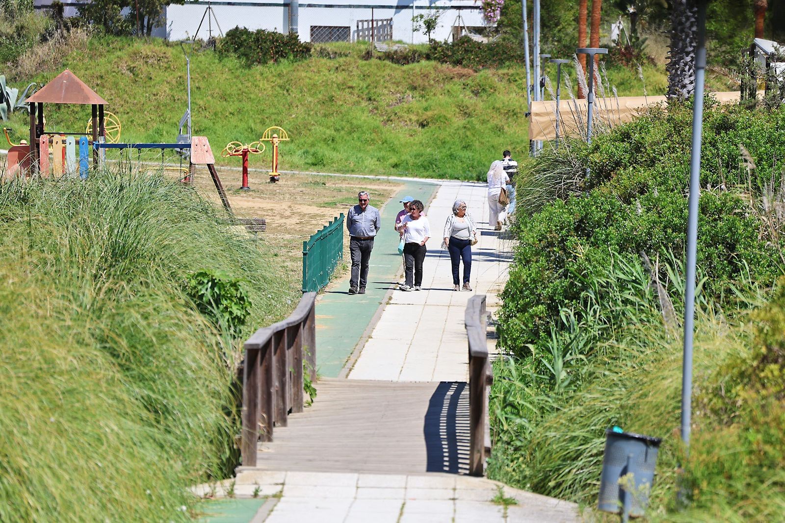Ciudadanos pasean por un parque de Huelva