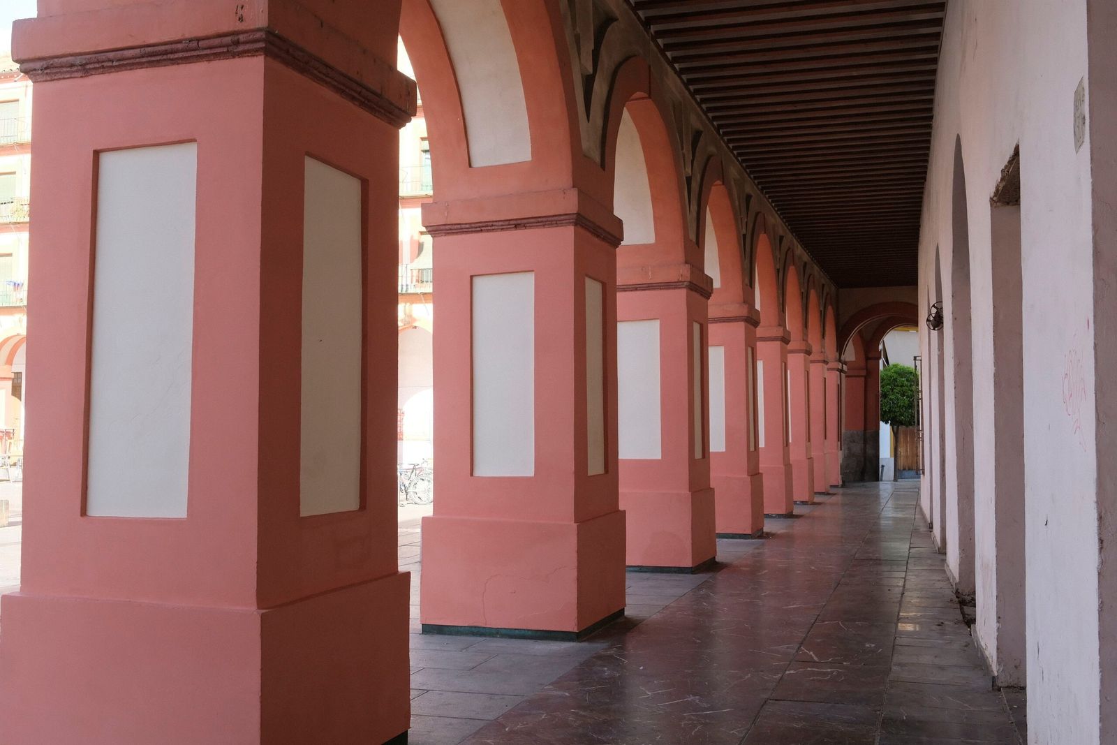 La plaza de la Corredera de Córdoba vuelve a lucir libre de pintadas, en imágenes
