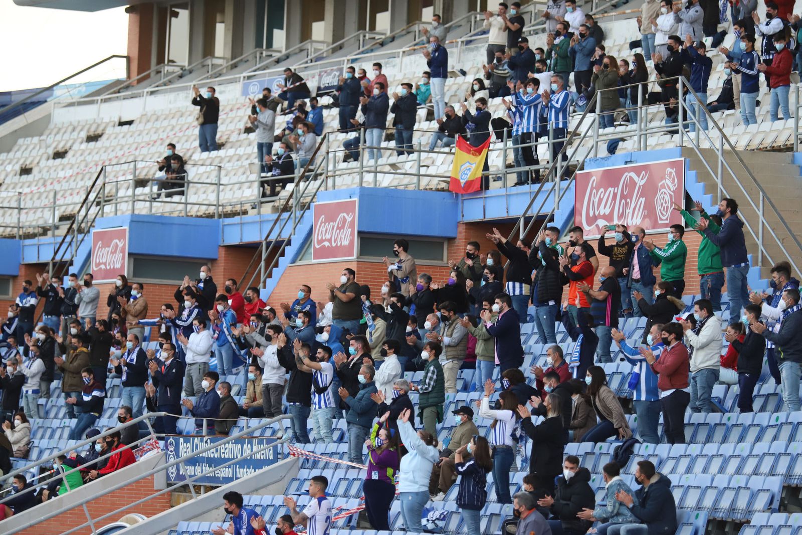 Aficionados del Recreativo, en la grada del Nuevo Colombino.
