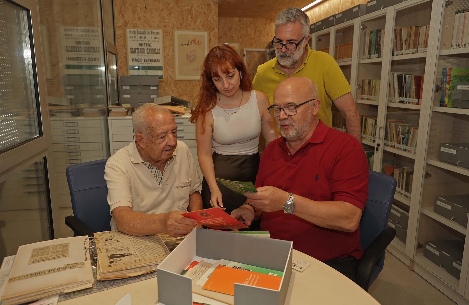 Donación de la biblioteca y el fondo documental de Paco Esteban a la UCA, en imágenes