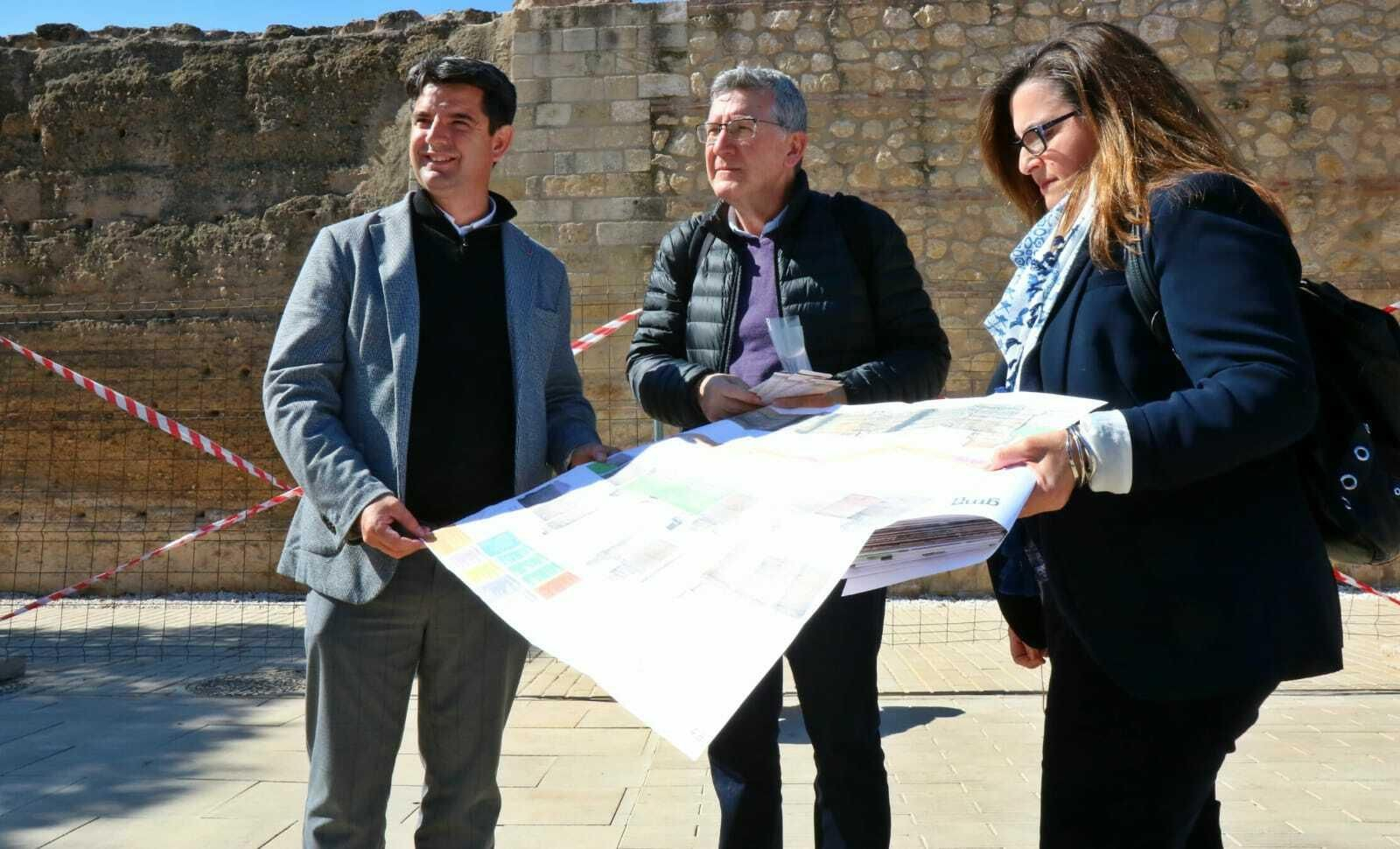 Pedro García, Emilio García y Carmen Chacón sostiene  los planos de la actuación.